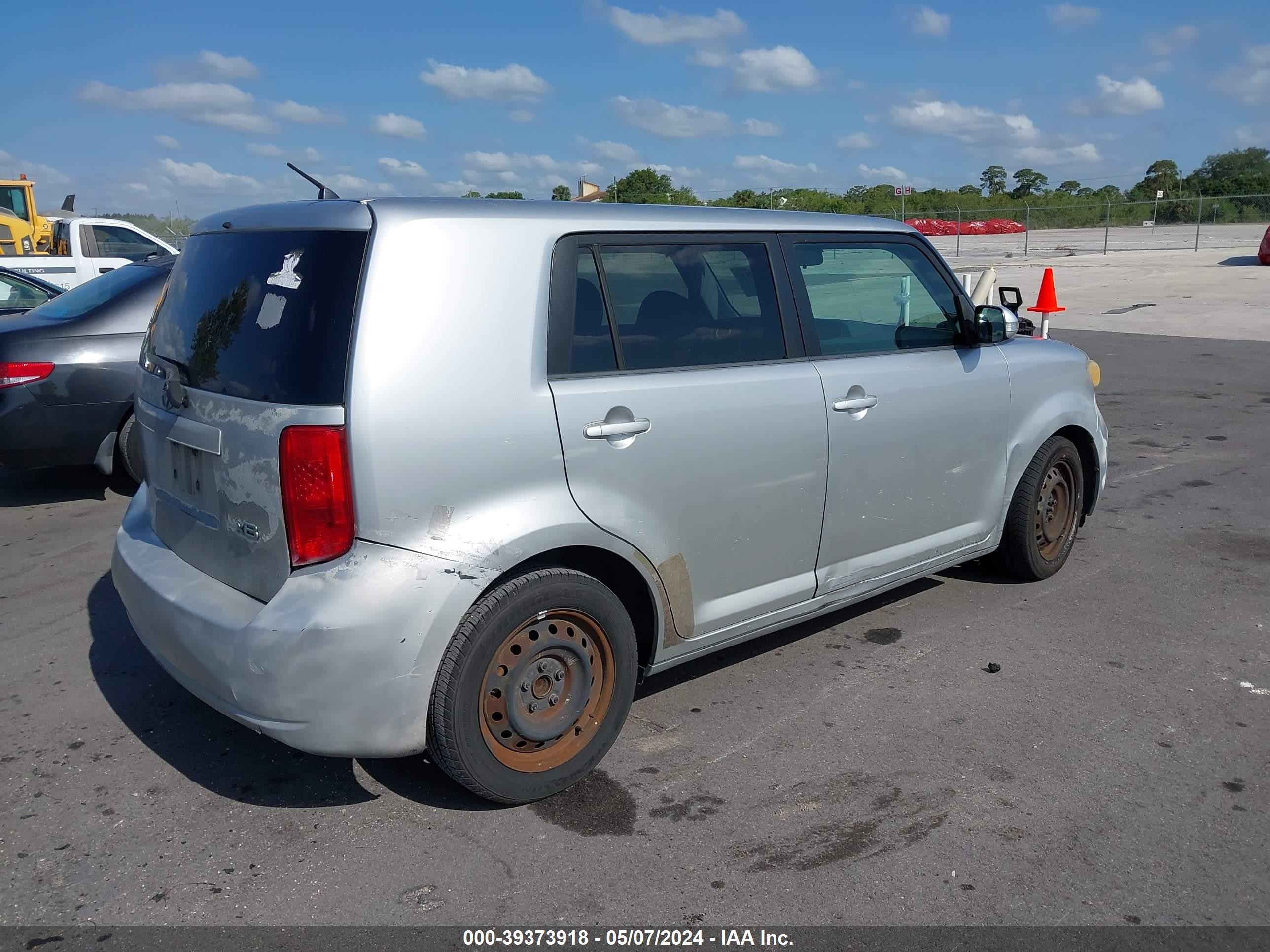 Photo 3 VIN: JTLKE50E281029108 - SCION XB 