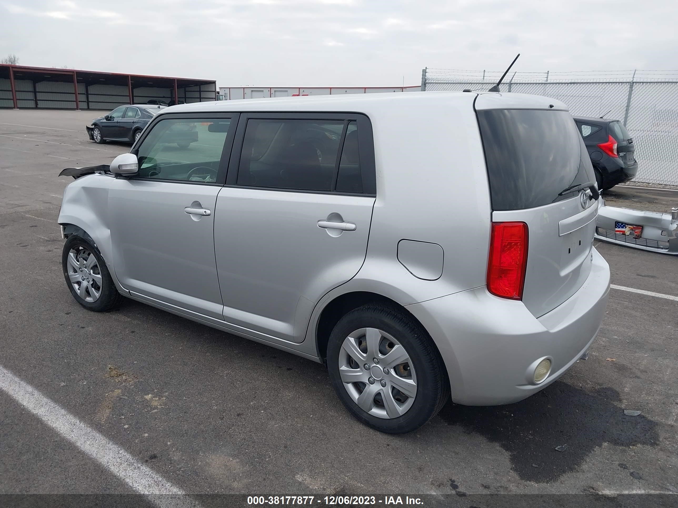 Photo 2 VIN: JTLKE50E281053750 - SCION XB 