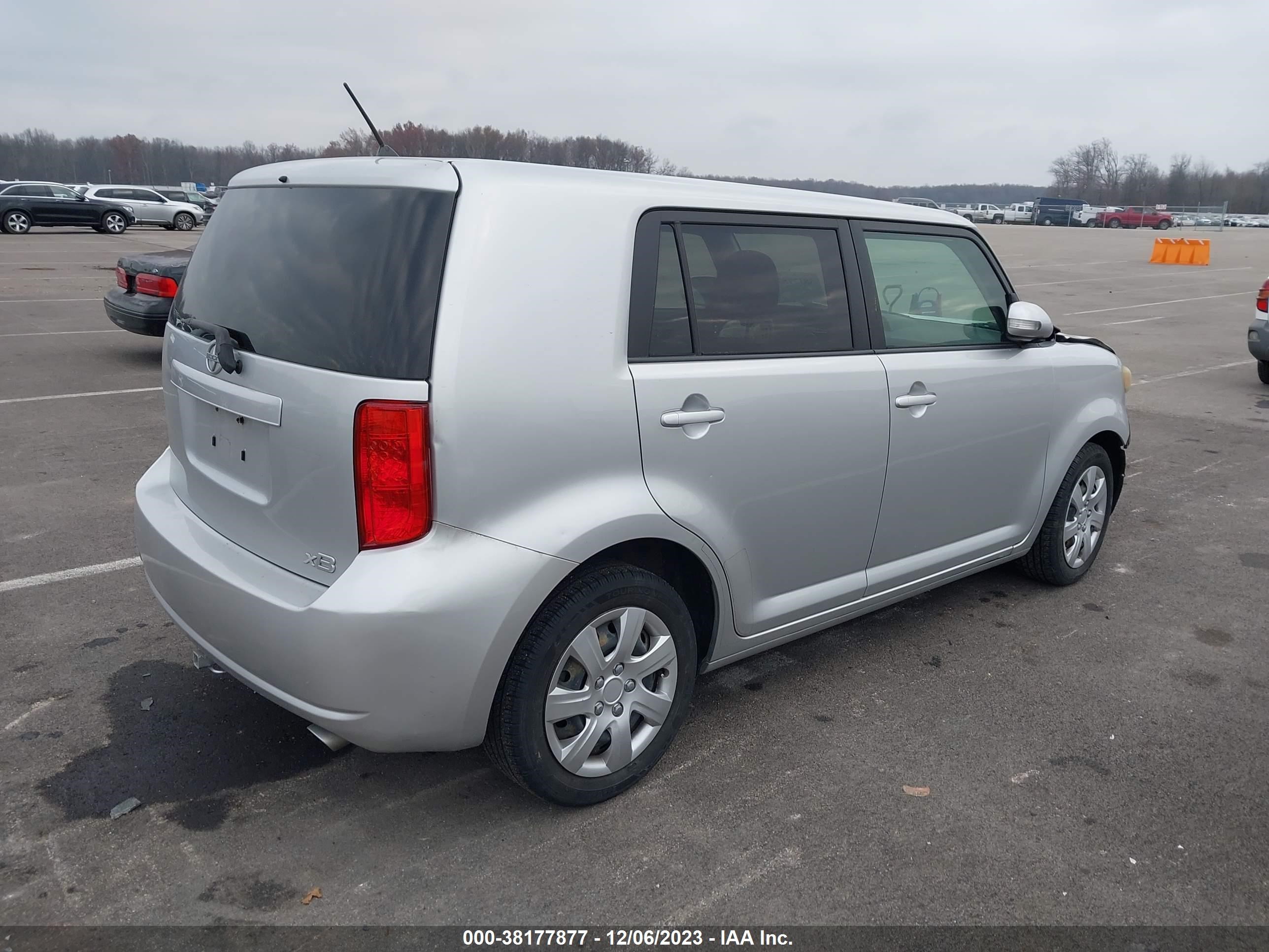 Photo 3 VIN: JTLKE50E281053750 - SCION XB 