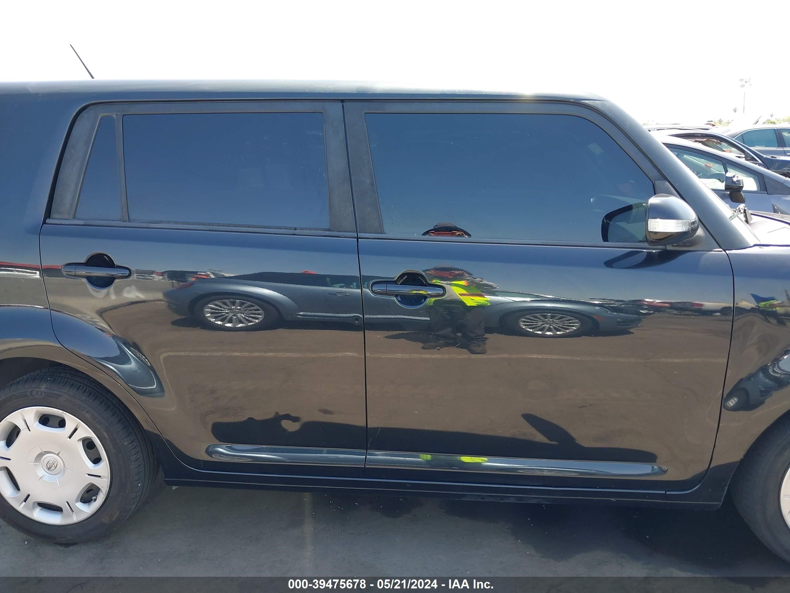 Photo 13 VIN: JTLKE50E681038376 - SCION XB 