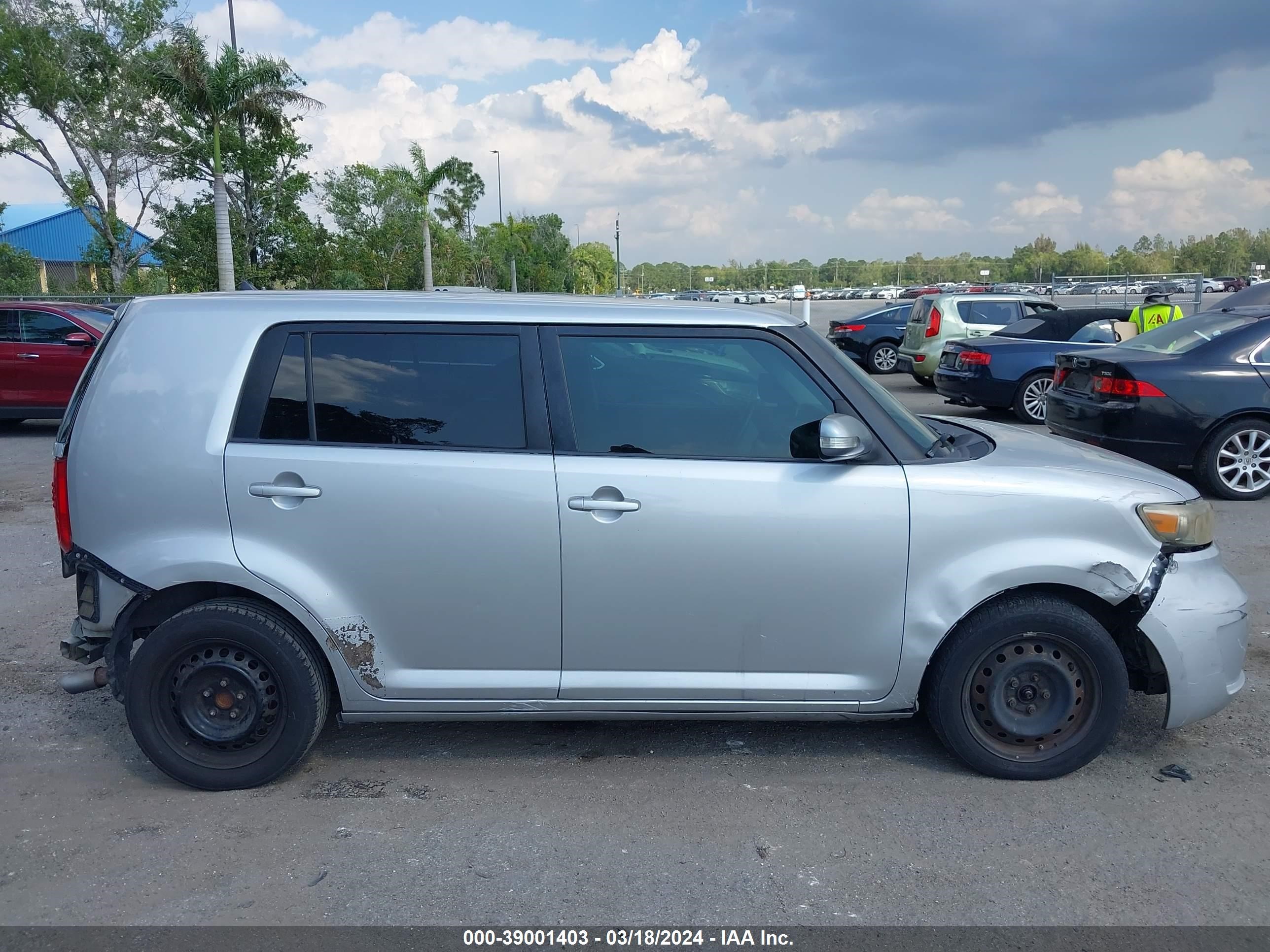 Photo 13 VIN: JTLKE50E781012420 - SCION XB 