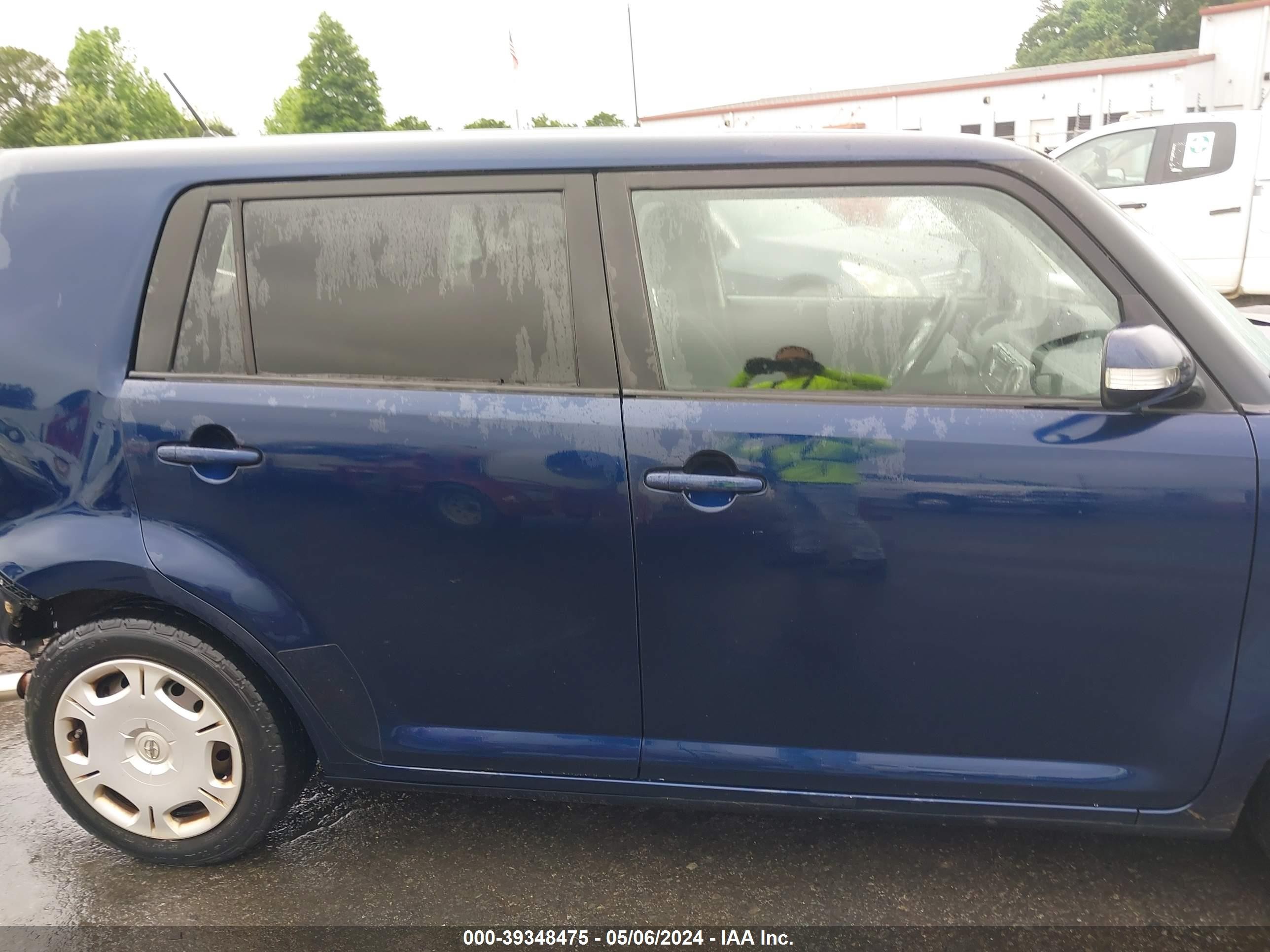 Photo 13 VIN: JTLKE50E881002933 - SCION XB 