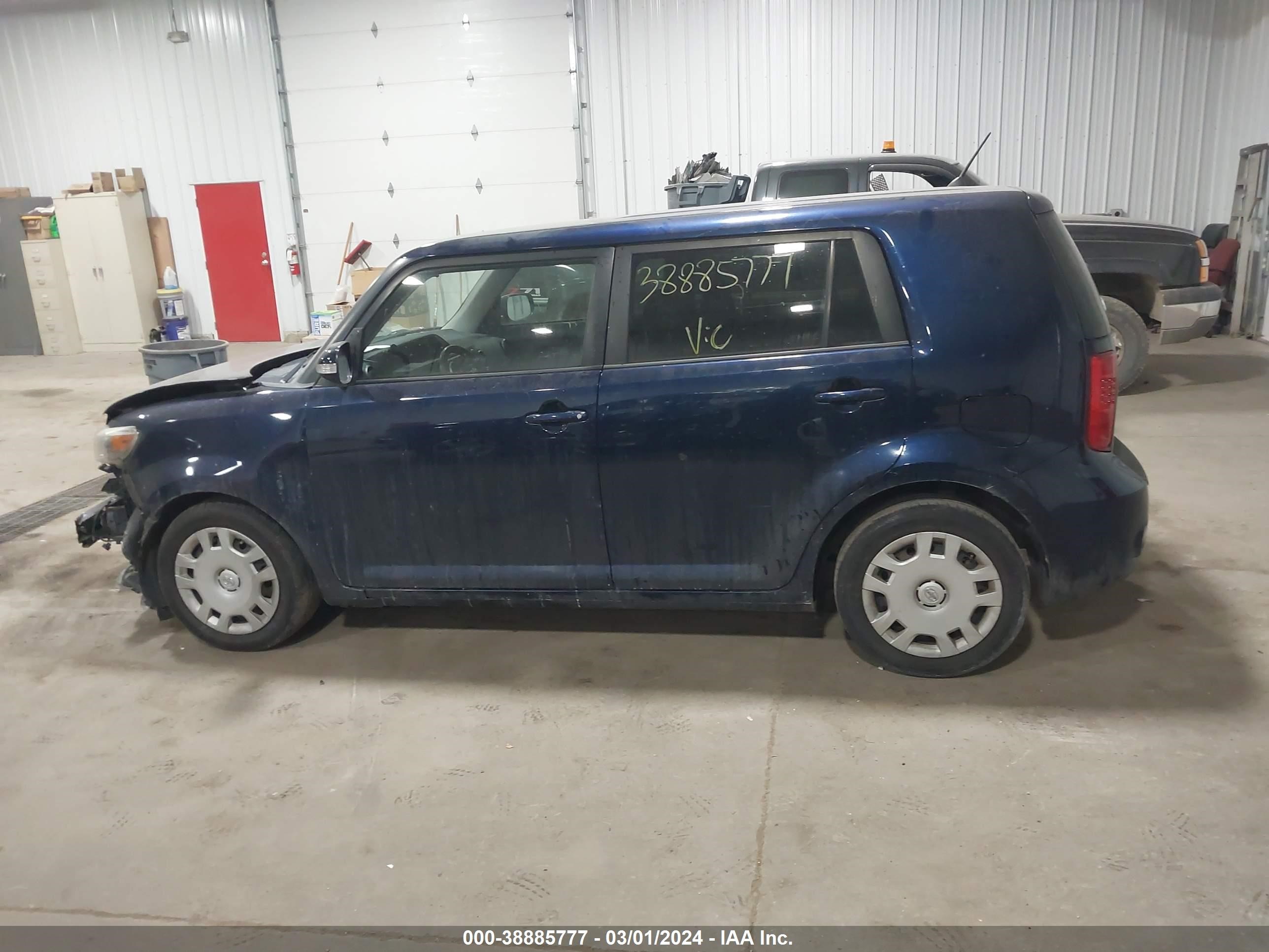 Photo 13 VIN: JTLKE50E881021675 - SCION XB 