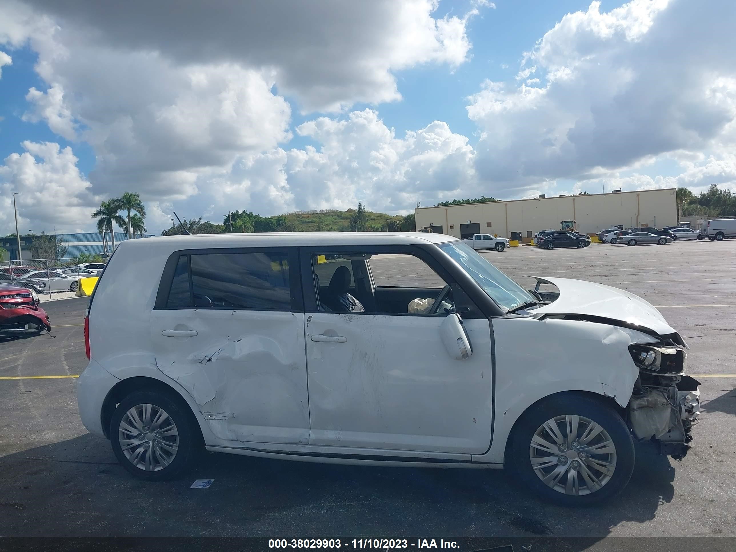 Photo 12 VIN: JTLKE50E981019367 - SCION XB 