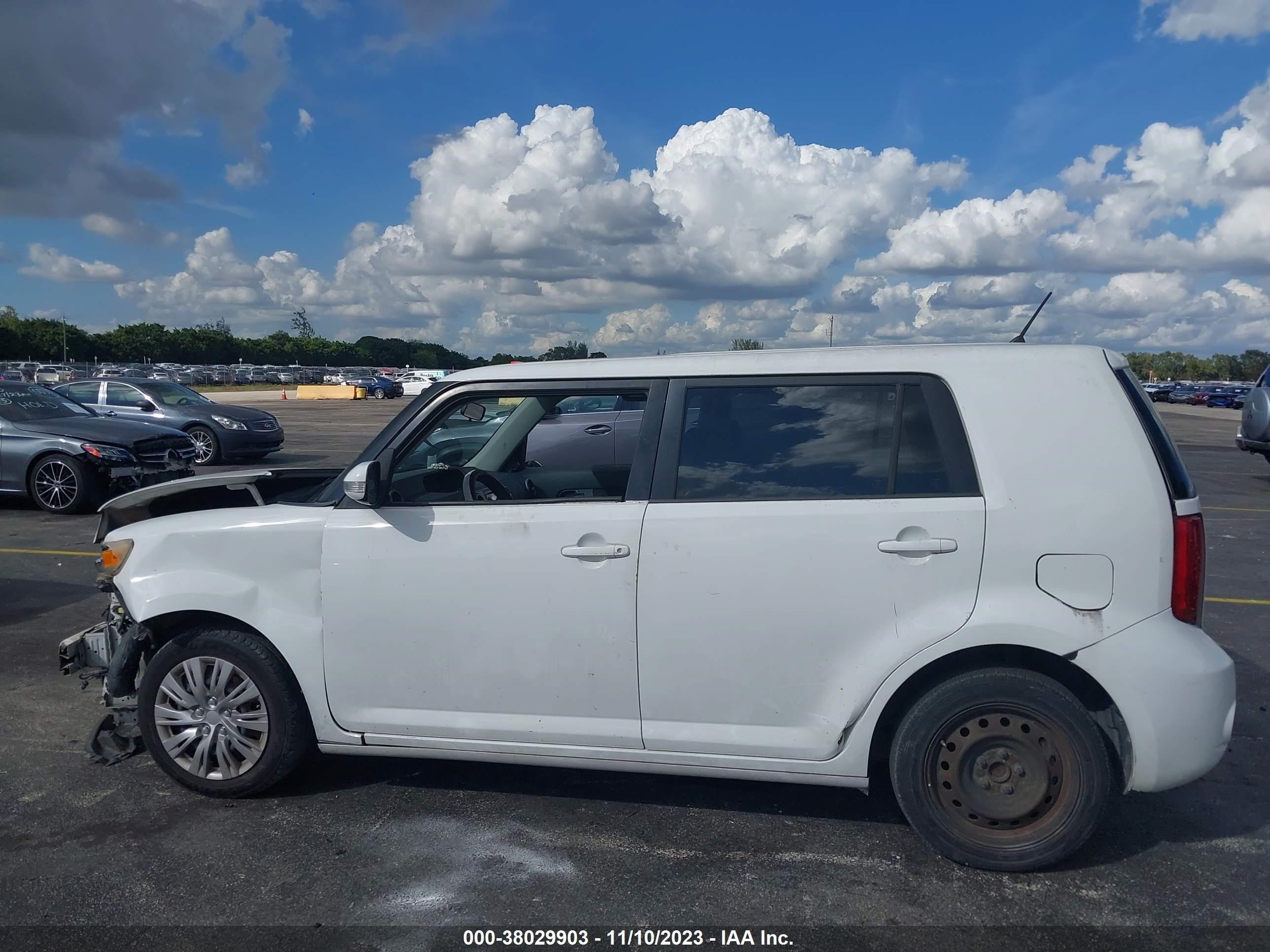 Photo 13 VIN: JTLKE50E981019367 - SCION XB 