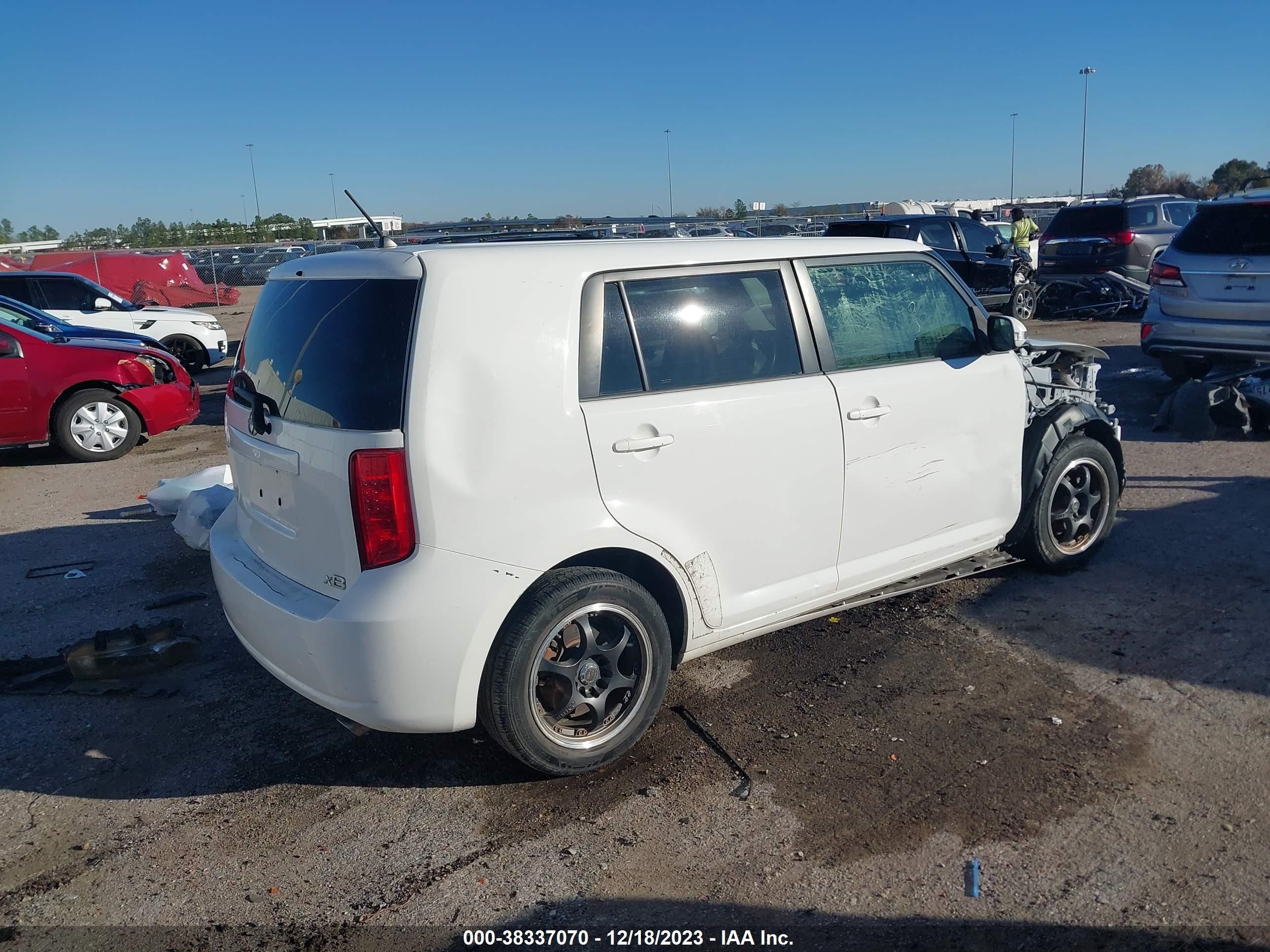 Photo 3 VIN: JTLKE50E981030790 - SCION XB 