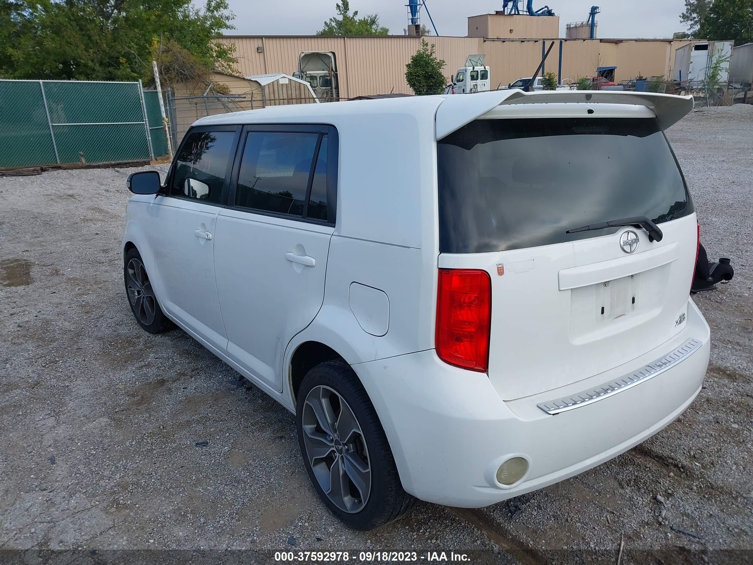 Photo 2 VIN: JTLKE50EX81022603 - SCION XB 