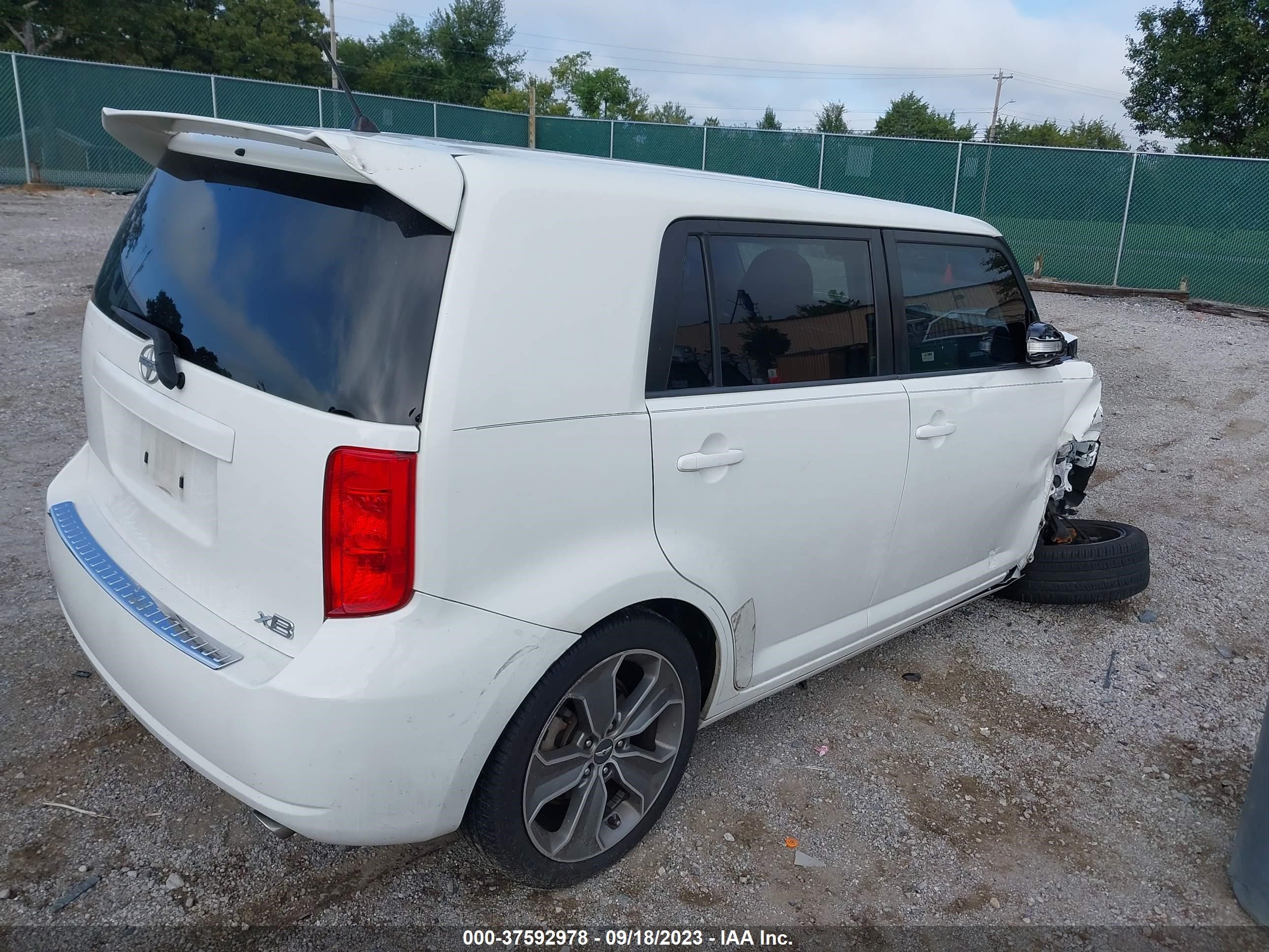 Photo 3 VIN: JTLKE50EX81022603 - SCION XB 