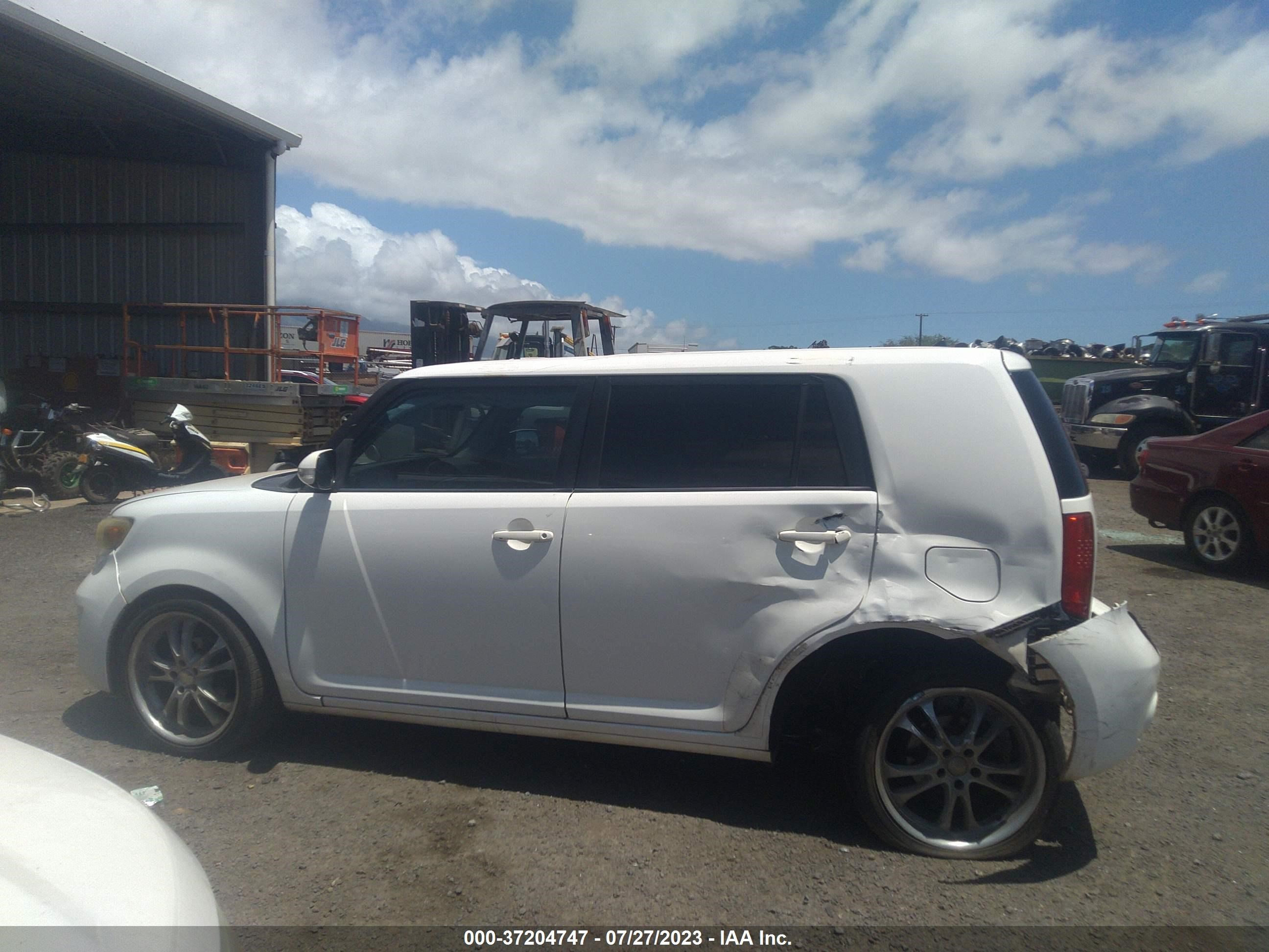 Photo 13 VIN: JTLKE50EX81033696 - SCION XB 