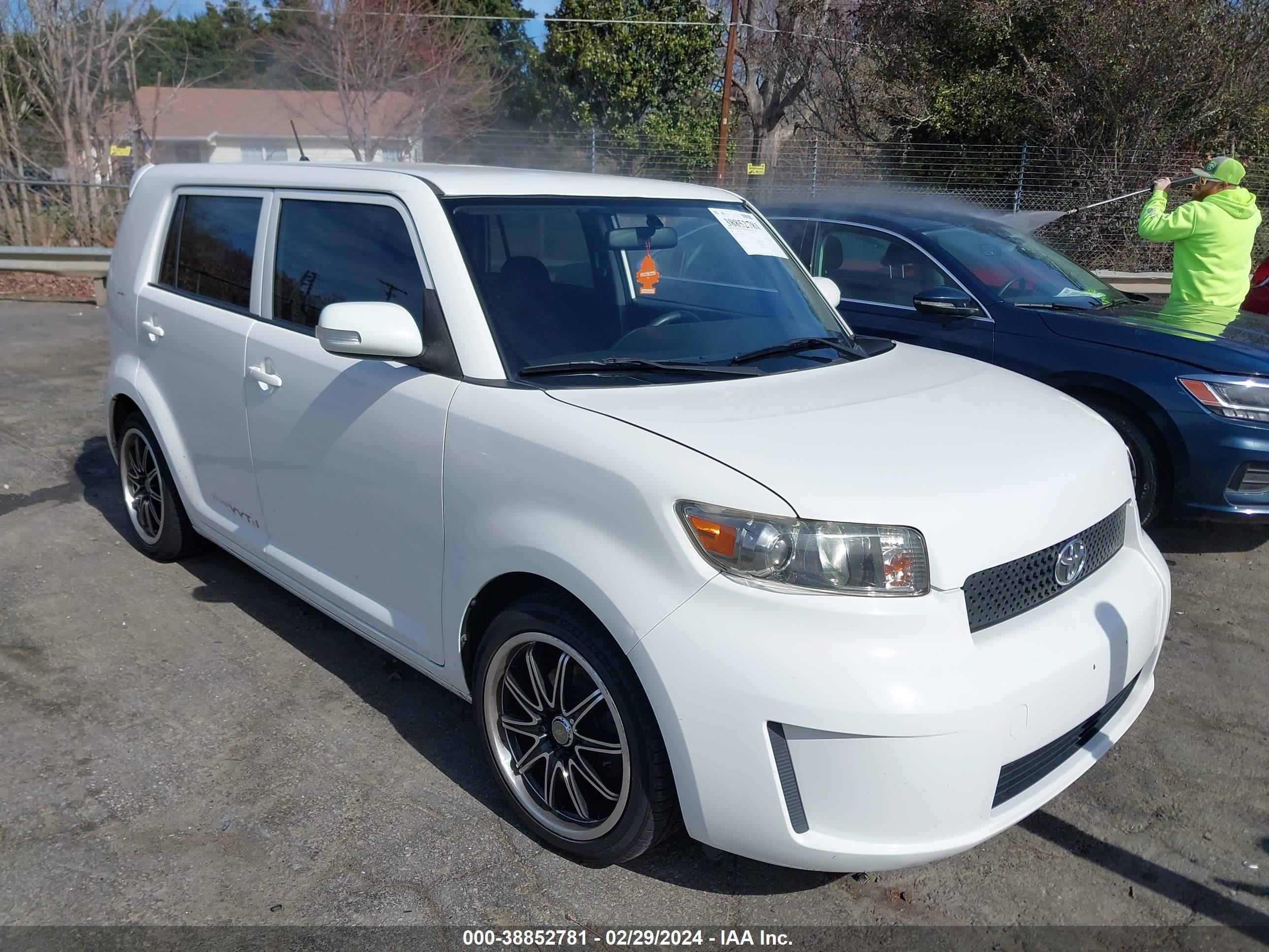 Photo 0 VIN: JTLKE50EX81035321 - SCION XB 