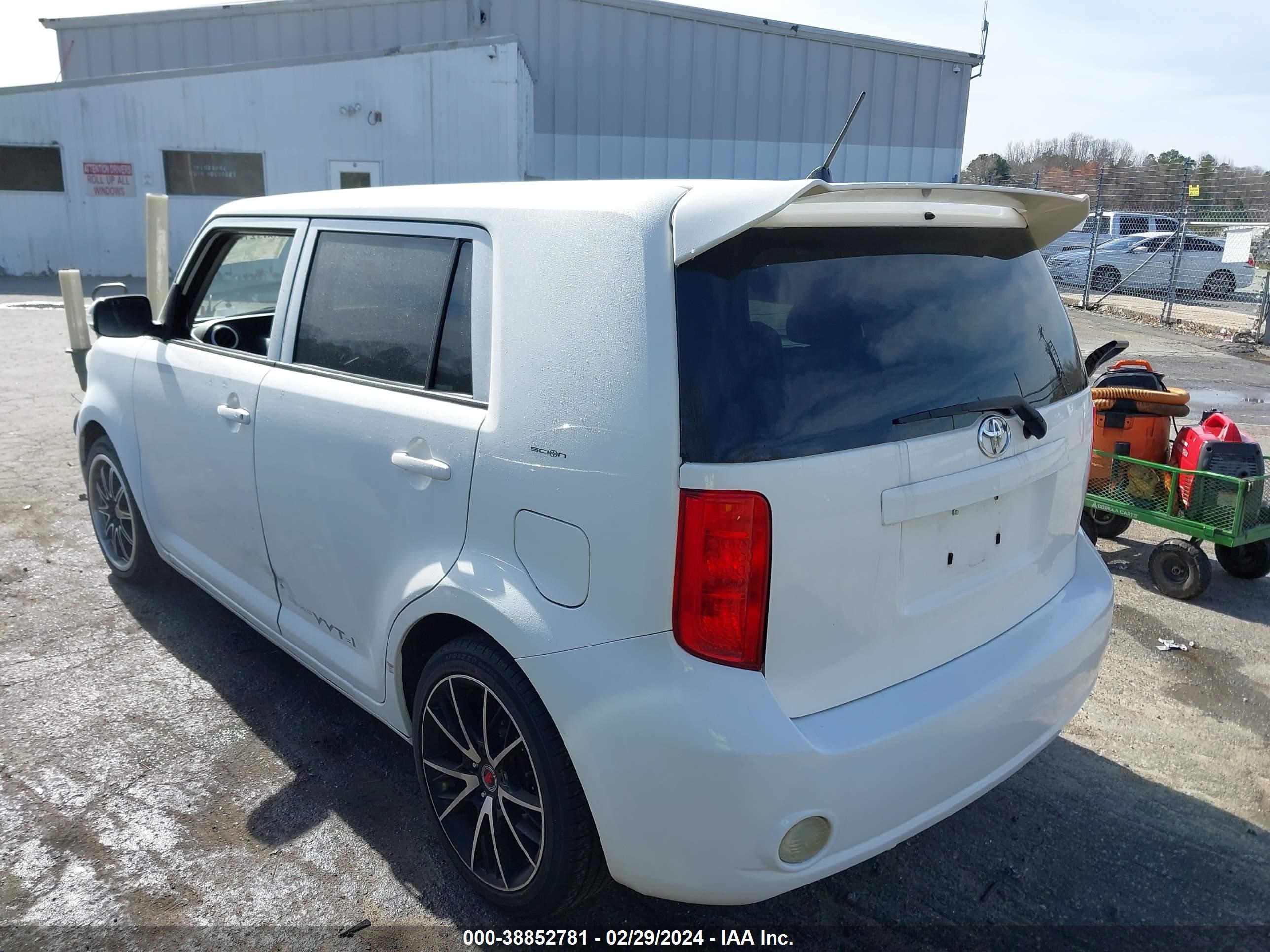 Photo 2 VIN: JTLKE50EX81035321 - SCION XB 