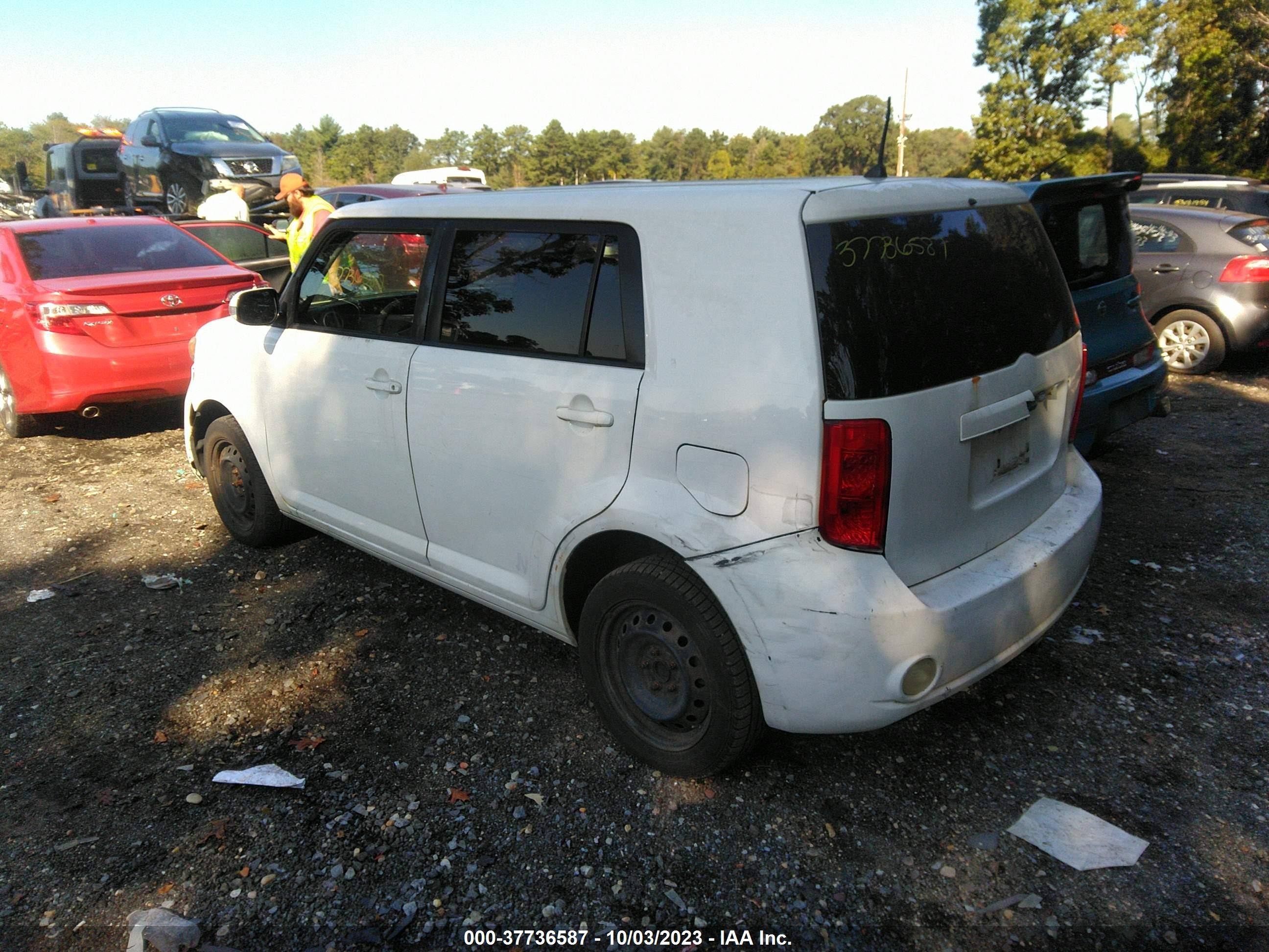 Photo 2 VIN: JTLKE50EX91060804 - SCION XB 