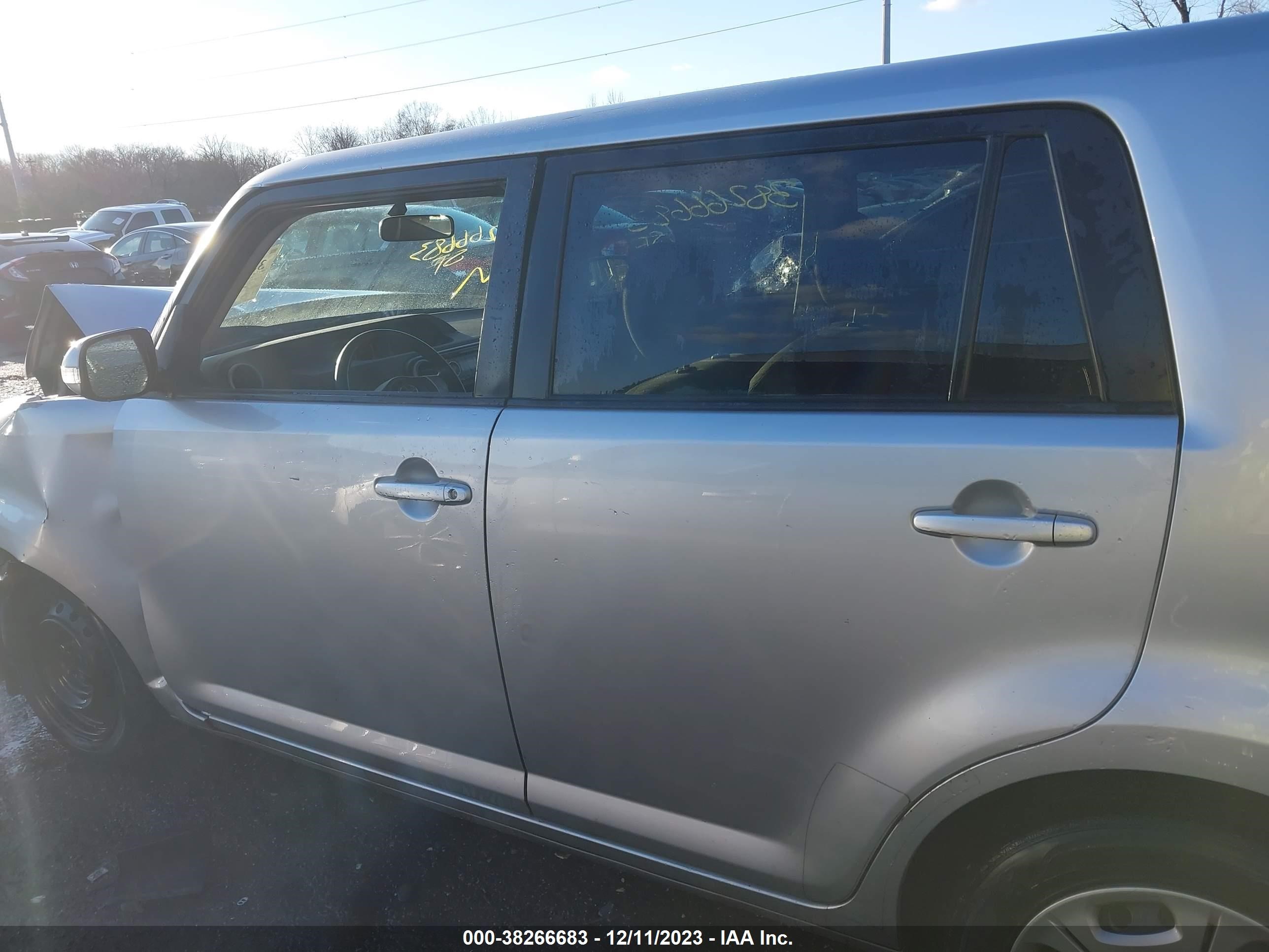 Photo 13 VIN: JTLKE50EX91081202 - SCION XB 