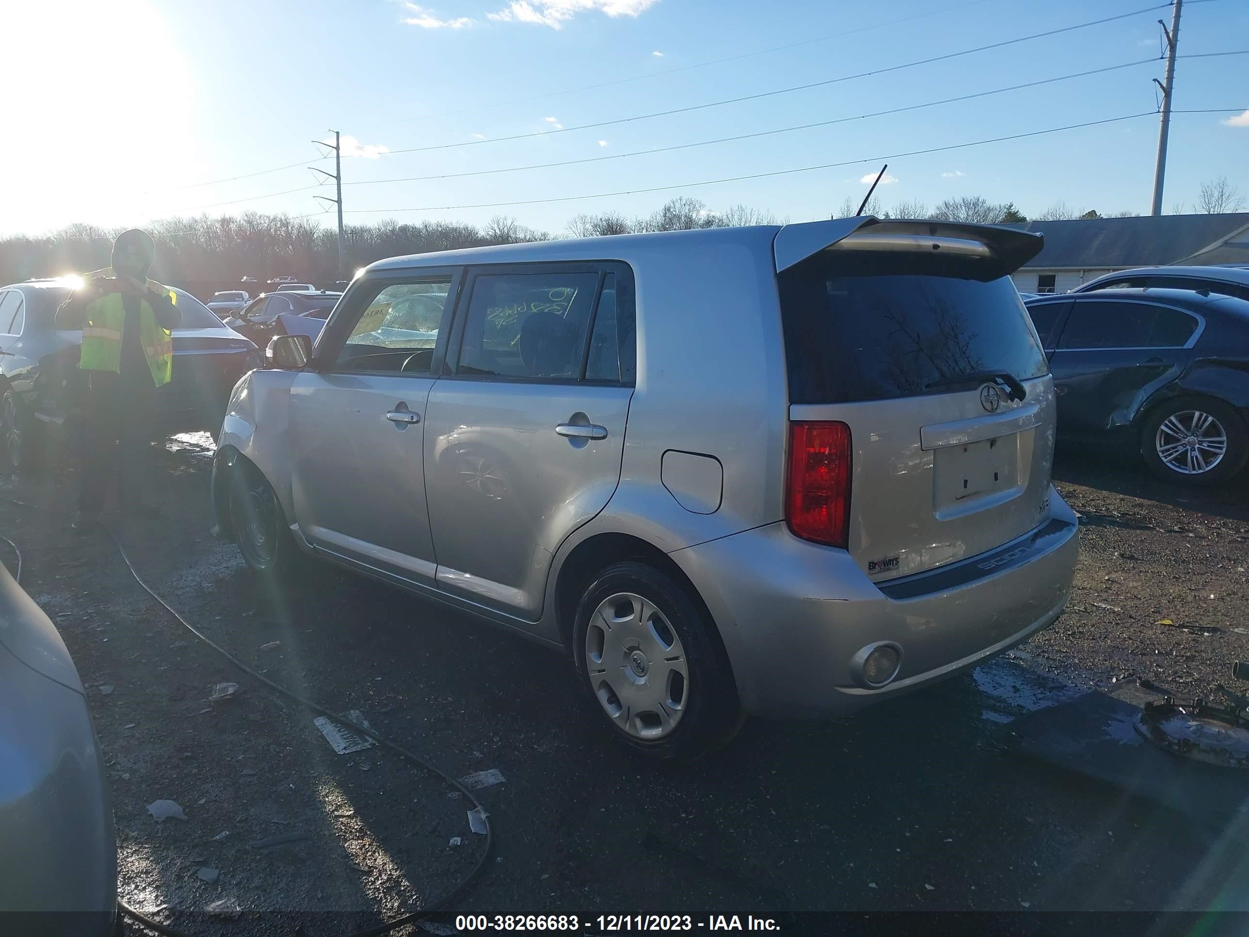 Photo 2 VIN: JTLKE50EX91081202 - SCION XB 