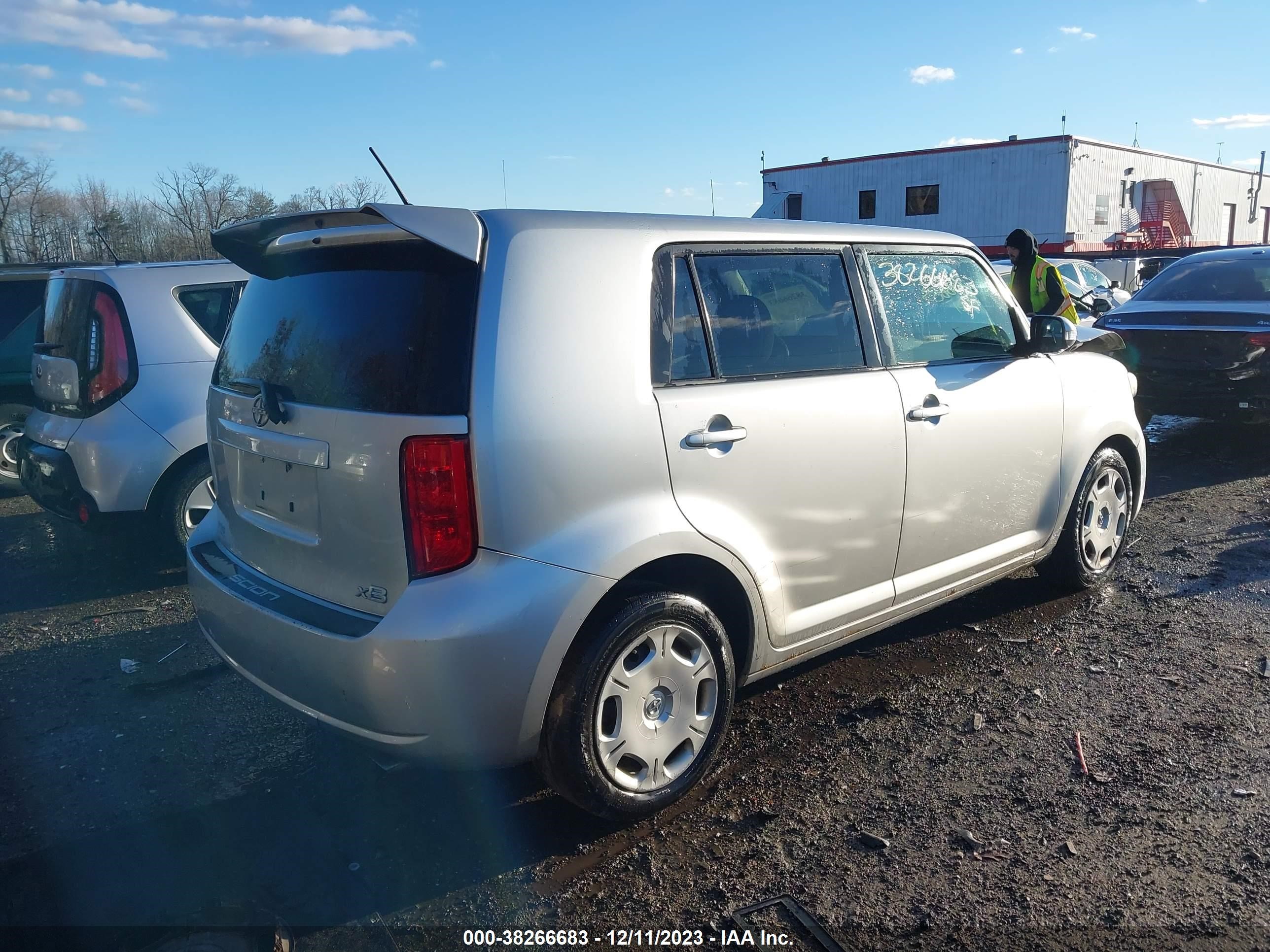 Photo 3 VIN: JTLKE50EX91081202 - SCION XB 