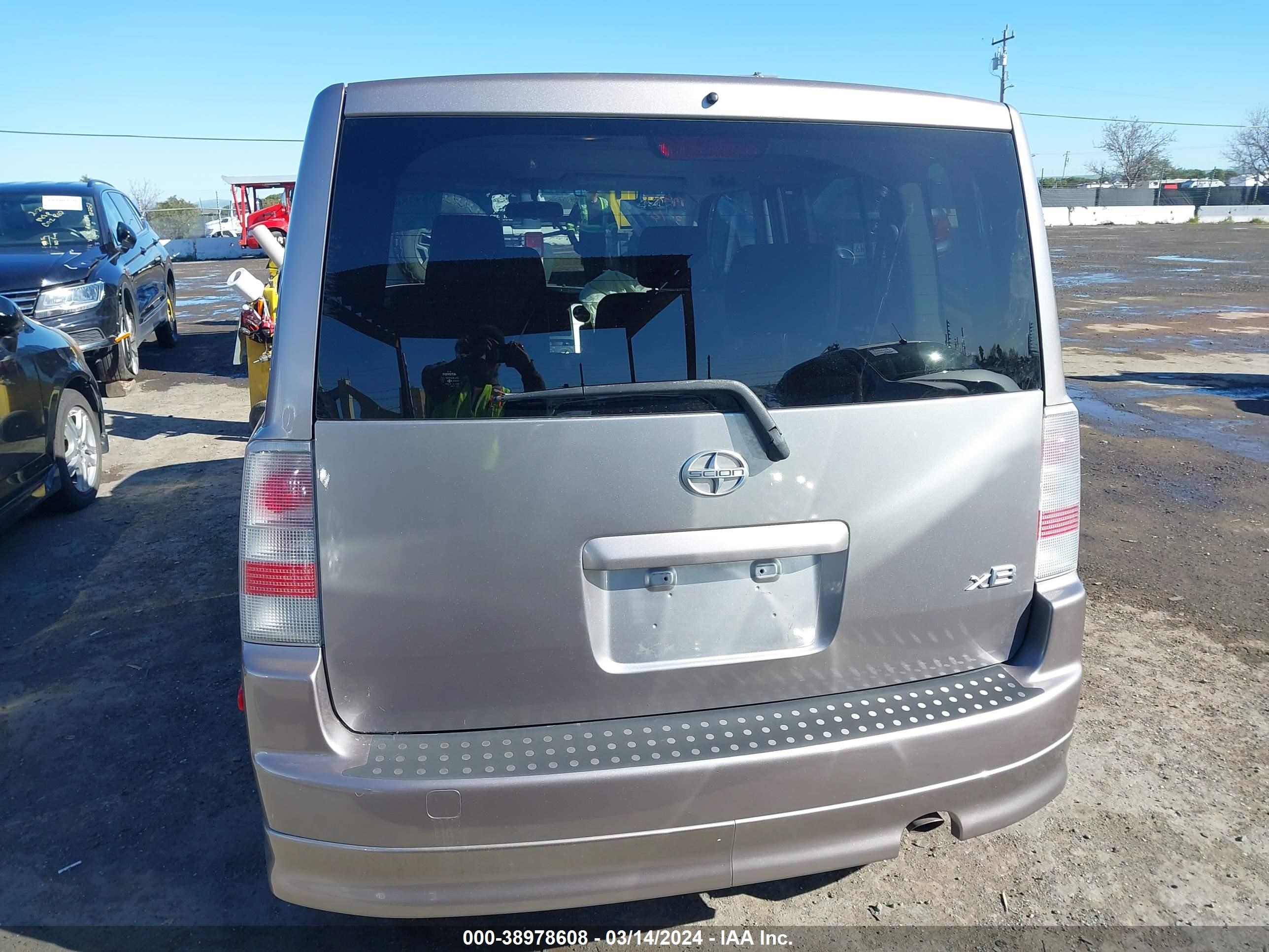 Photo 15 VIN: JTLKT324040135779 - SCION XB 