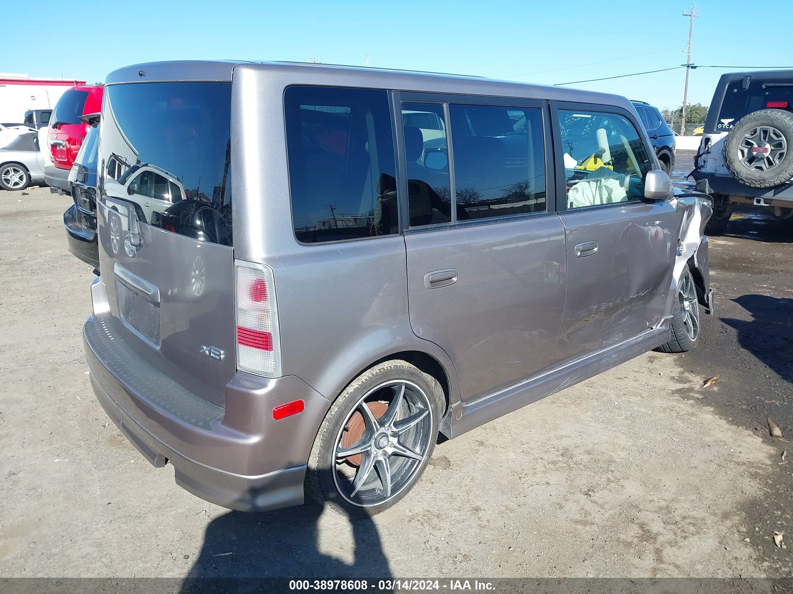 Photo 3 VIN: JTLKT324040135779 - SCION XB 