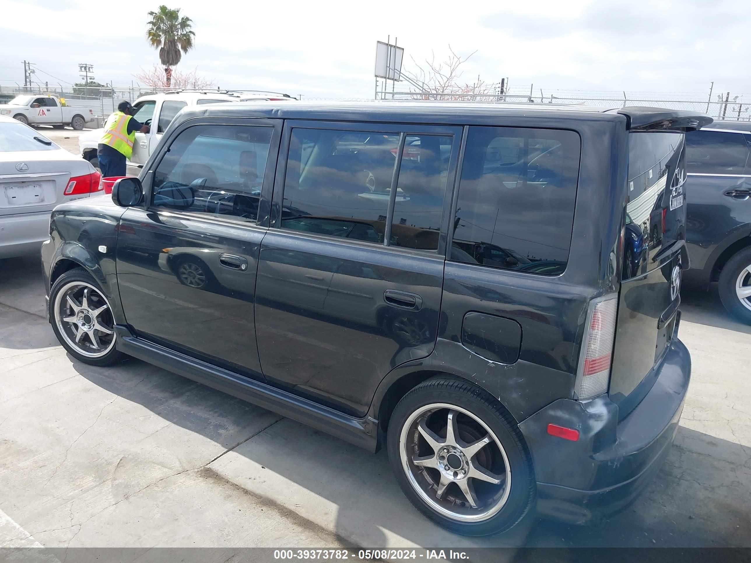 Photo 2 VIN: JTLKT324040155790 - SCION XB 