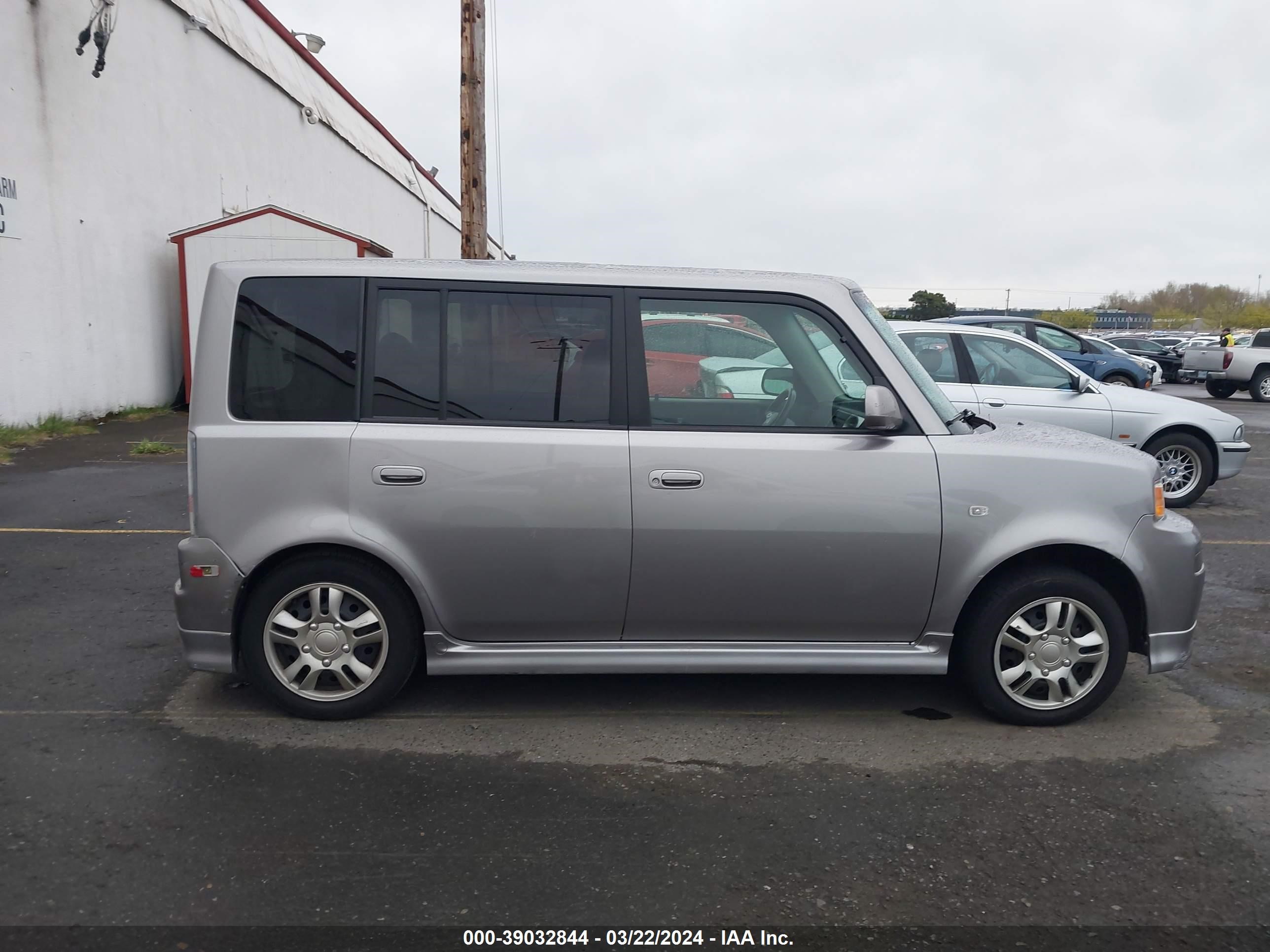 Photo 11 VIN: JTLKT324064077913 - SCION XB 