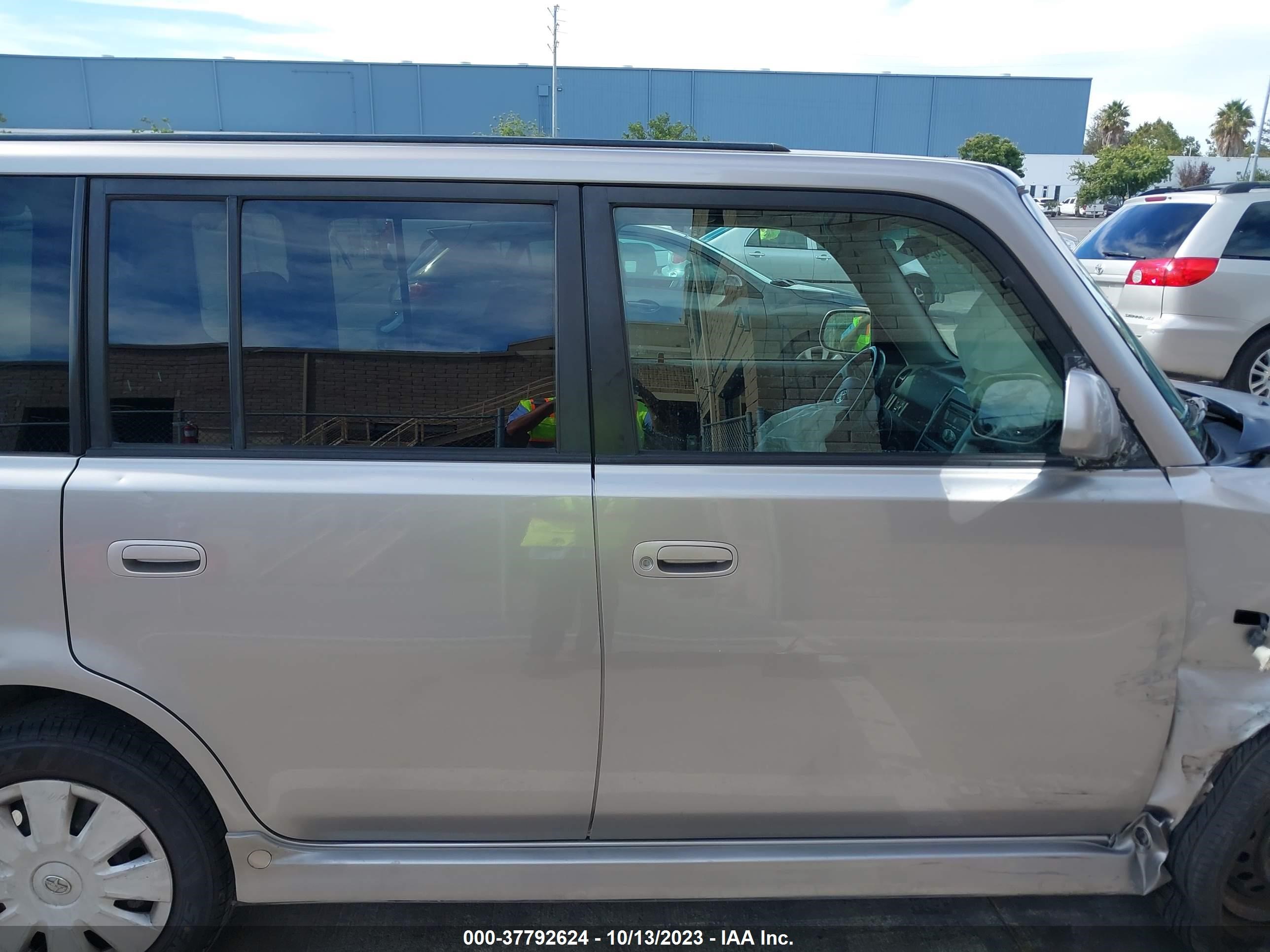 Photo 13 VIN: JTLKT324164032656 - SCION XB 