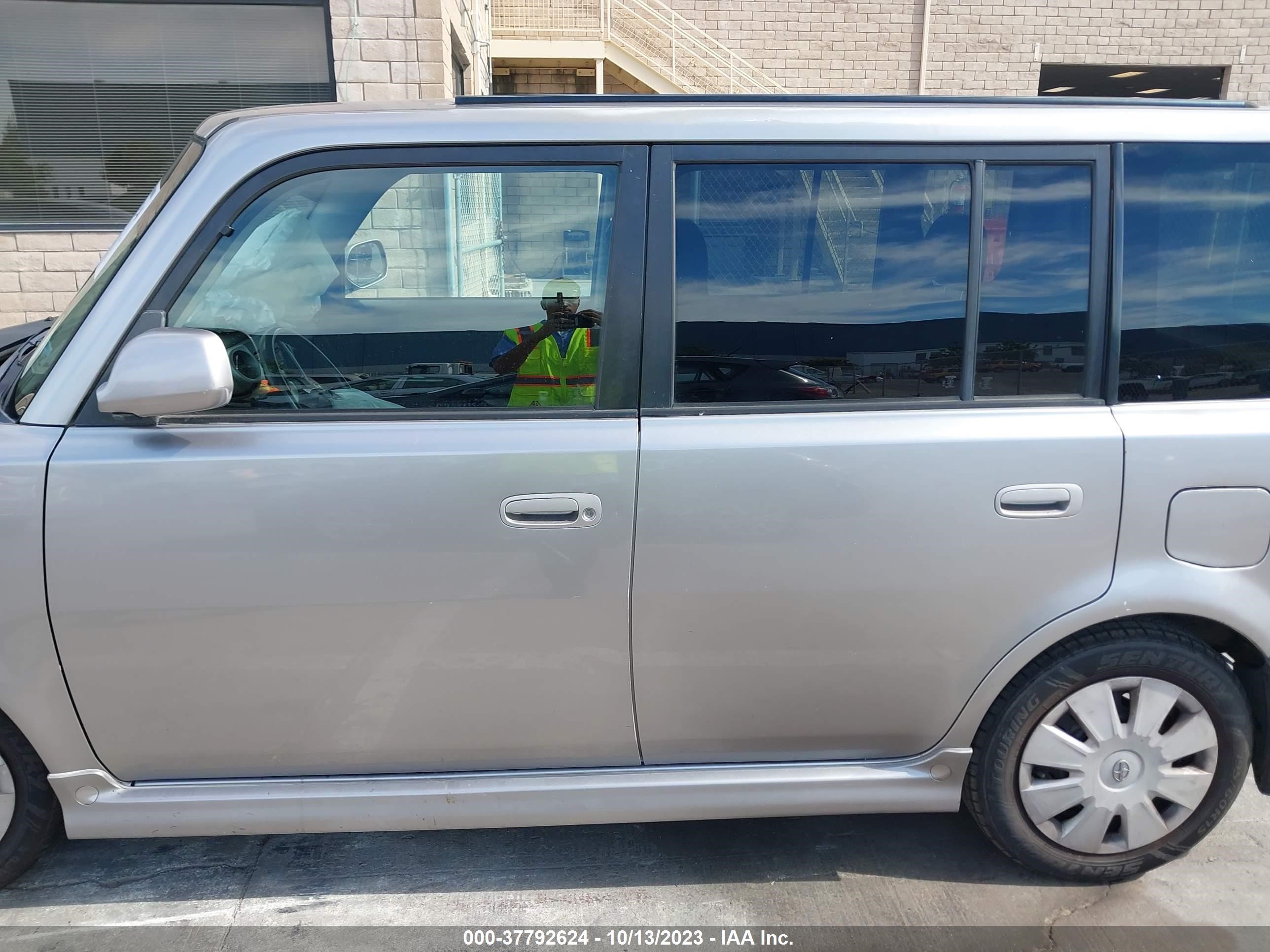 Photo 14 VIN: JTLKT324164032656 - SCION XB 