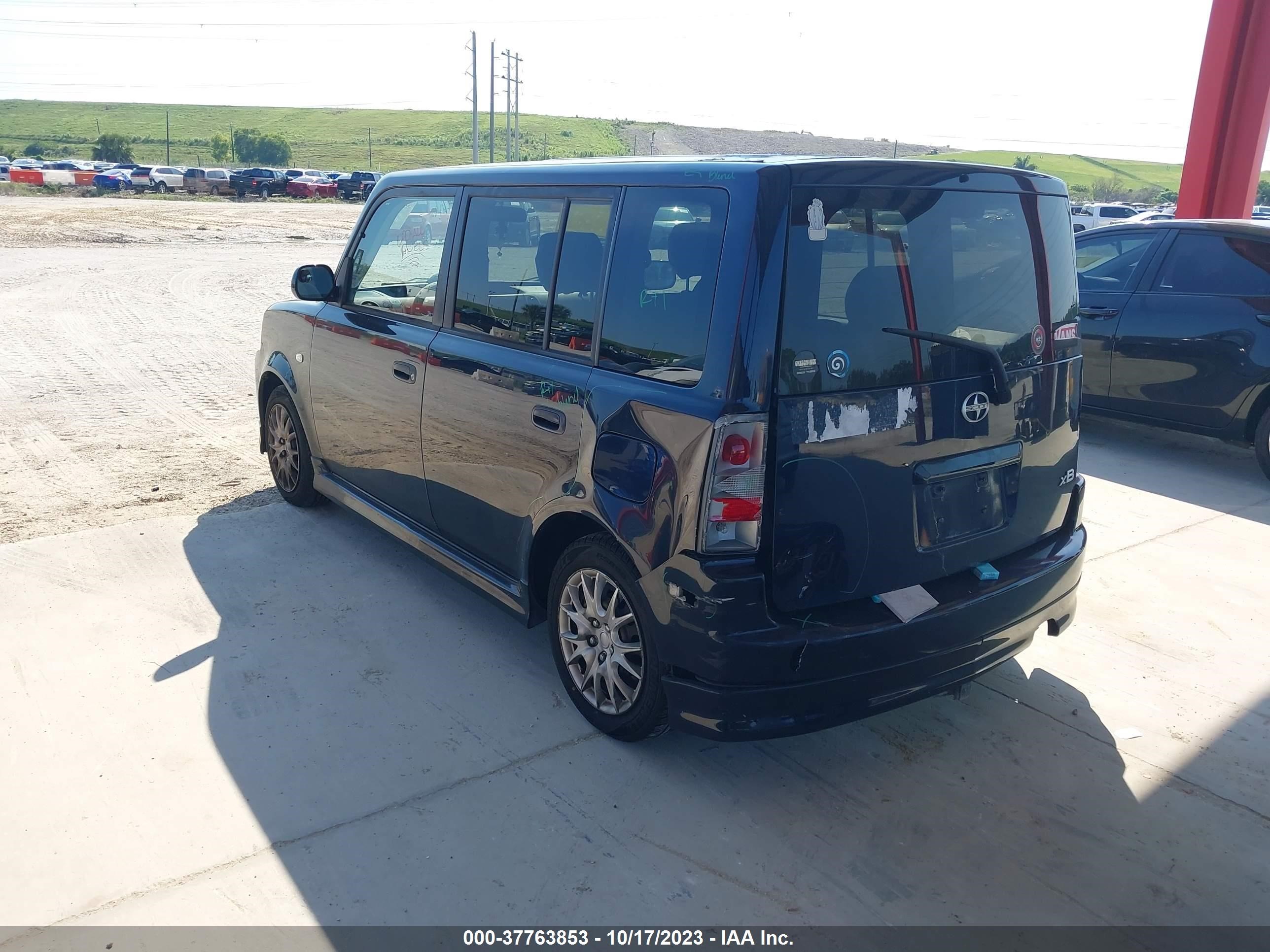 Photo 2 VIN: JTLKT324250209821 - SCION XB 