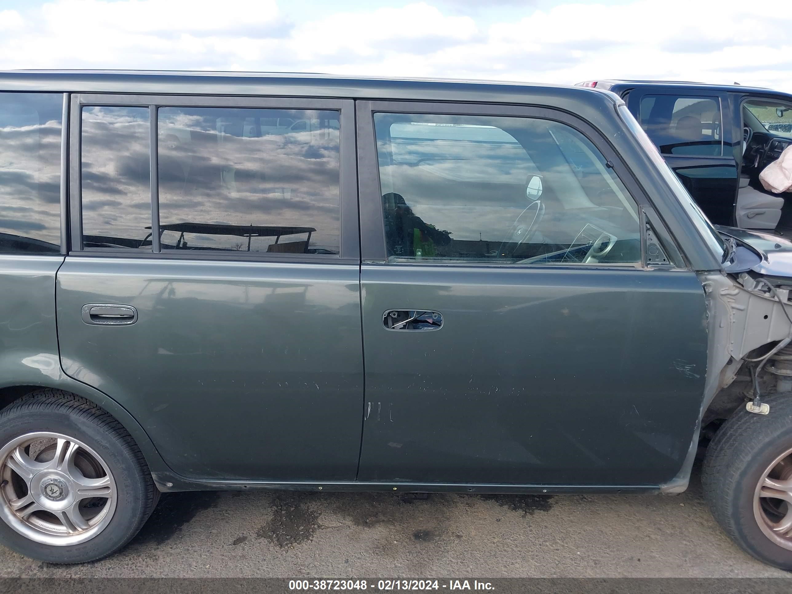 Photo 13 VIN: JTLKT324350200142 - SCION XB 