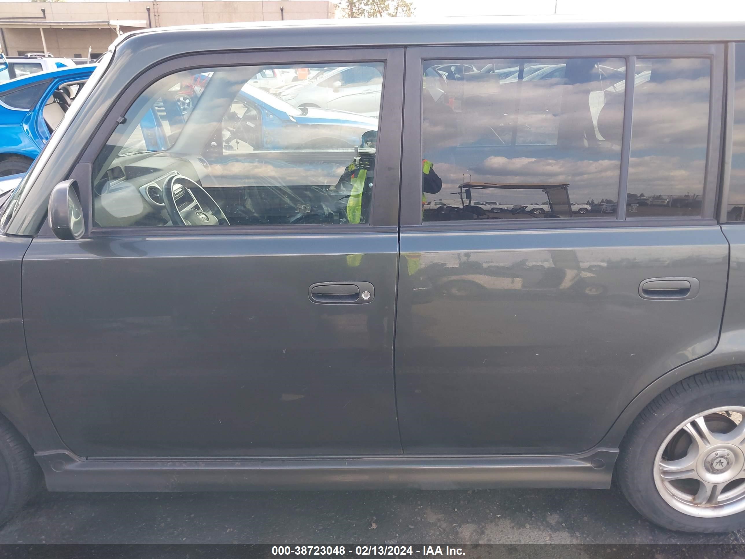 Photo 14 VIN: JTLKT324350200142 - SCION XB 