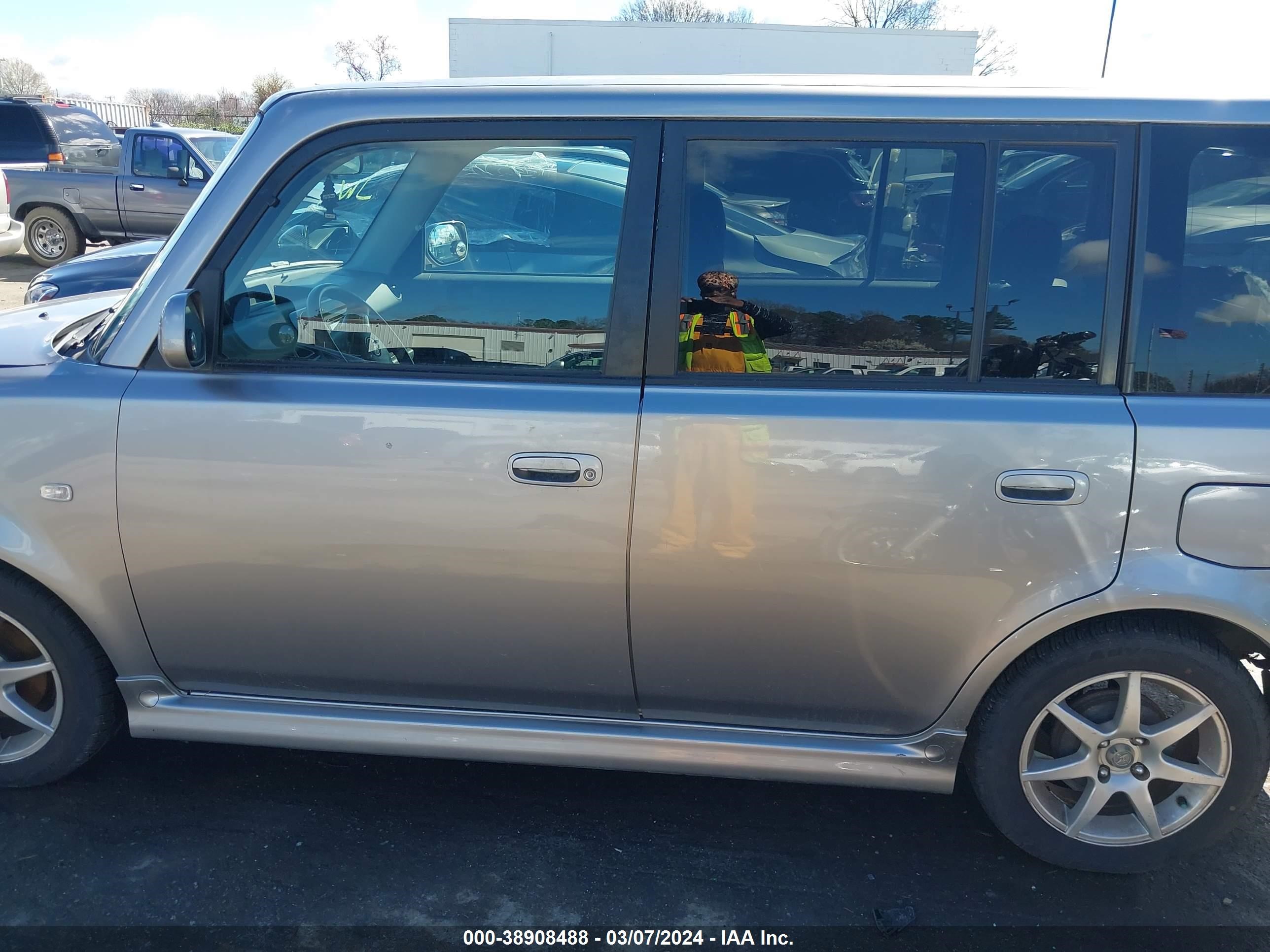 Photo 14 VIN: JTLKT324364105882 - SCION XB 