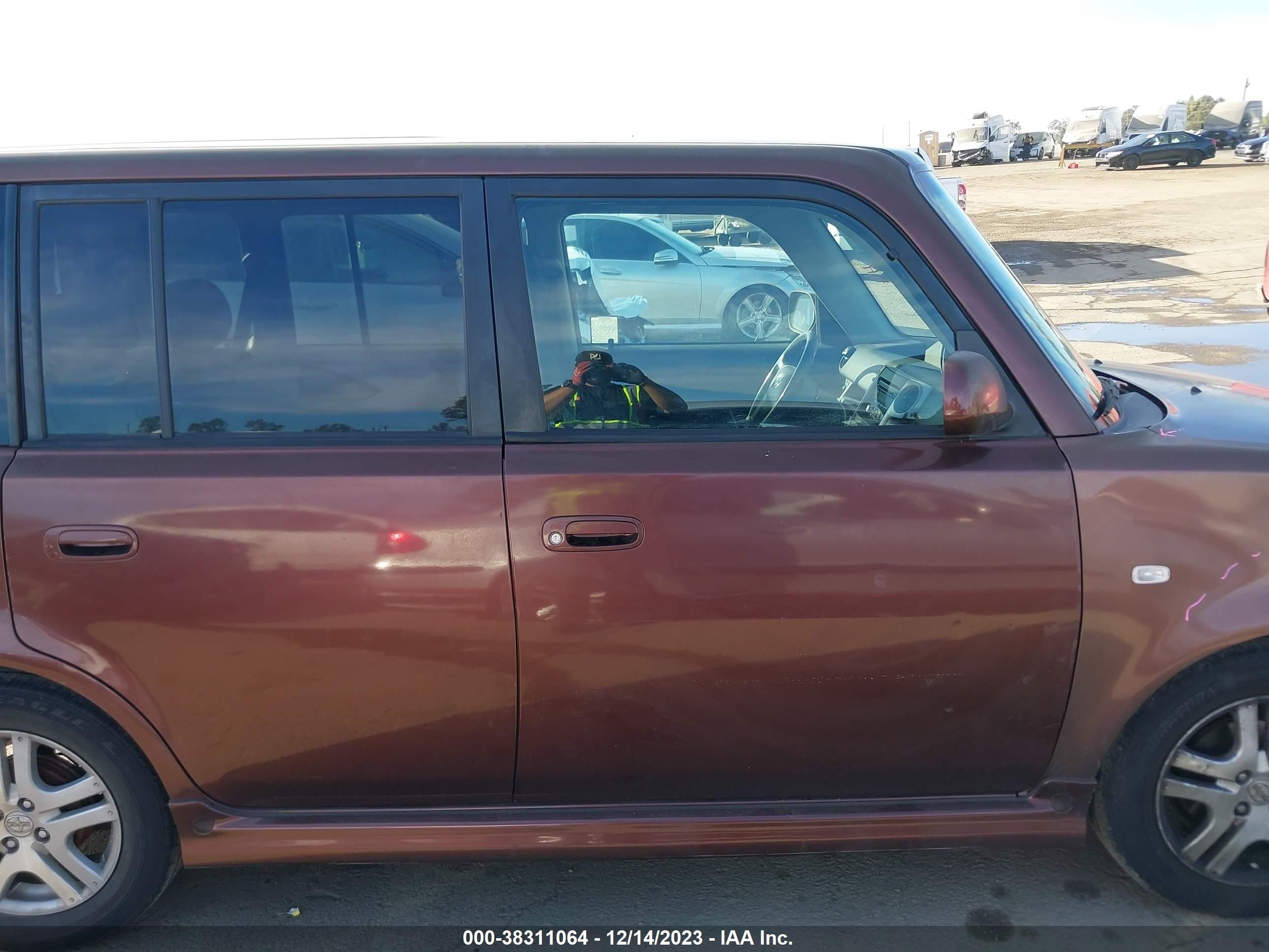 Photo 13 VIN: JTLKT324464119824 - SCION XB 