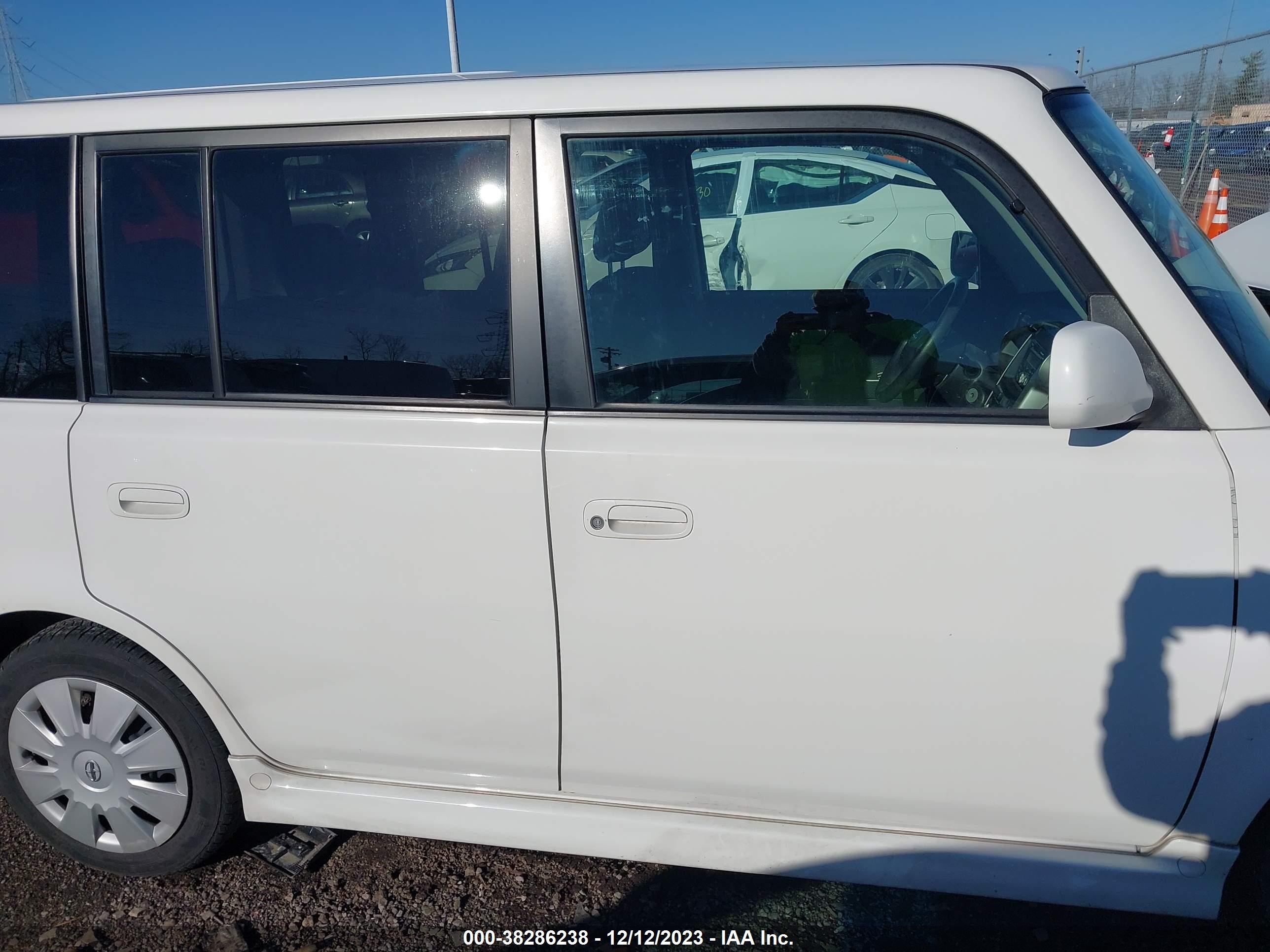 Photo 12 VIN: JTLKT324464120052 - SCION XB 