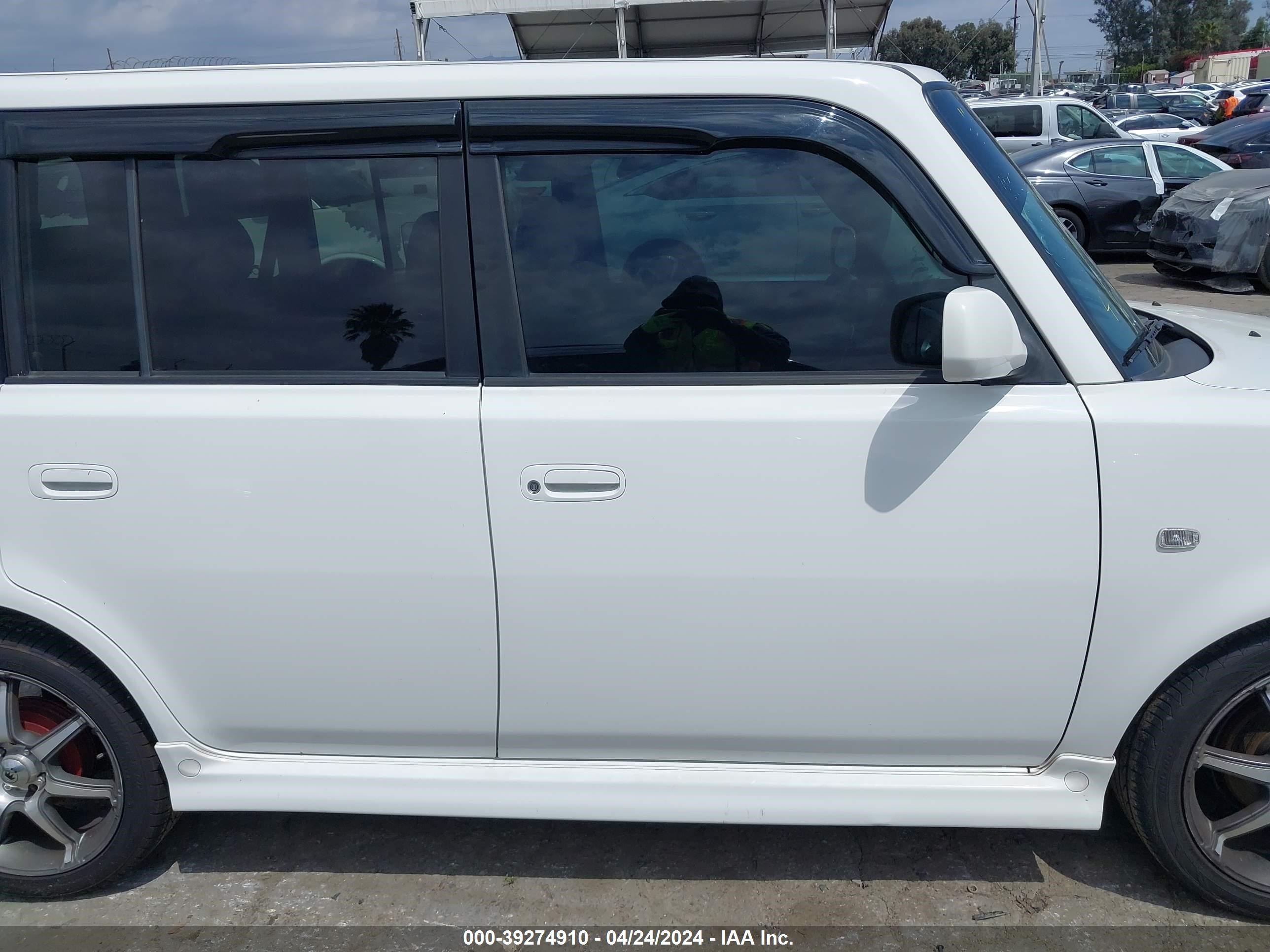 Photo 12 VIN: JTLKT324640142350 - SCION XB 