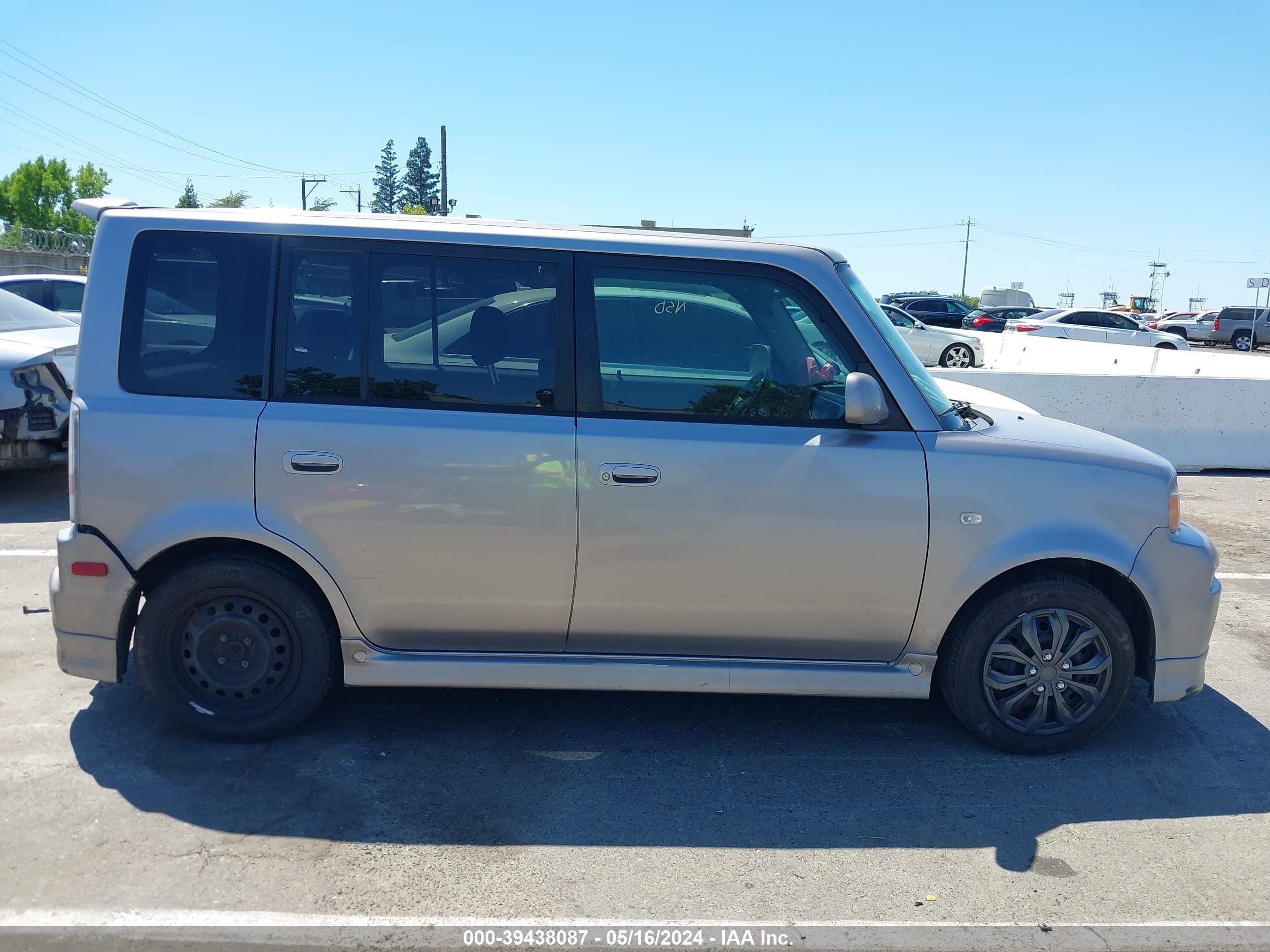 Photo 12 VIN: JTLKT324764087077 - SCION XB 