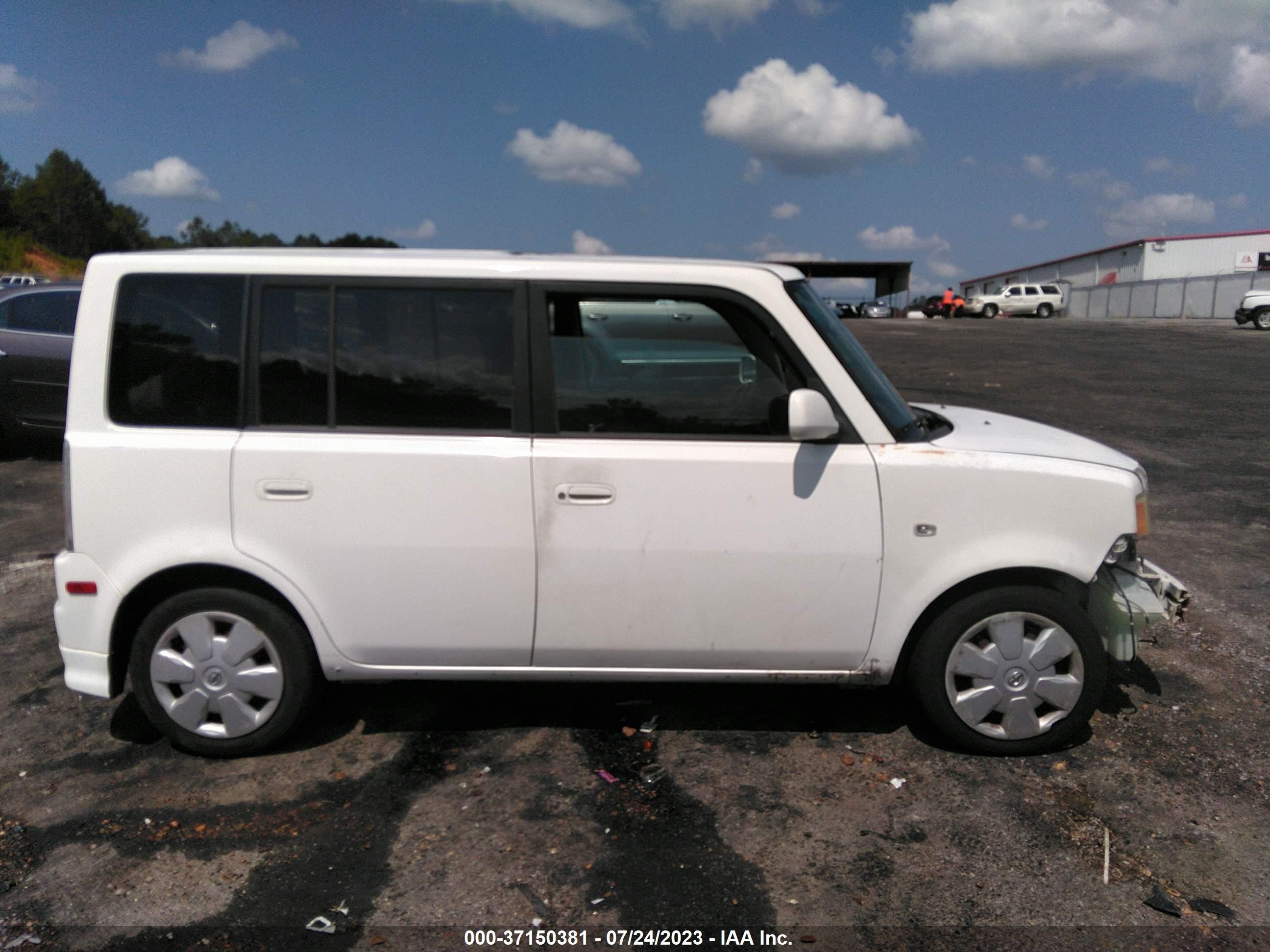 Photo 13 VIN: JTLKT324864101956 - SCION XB 