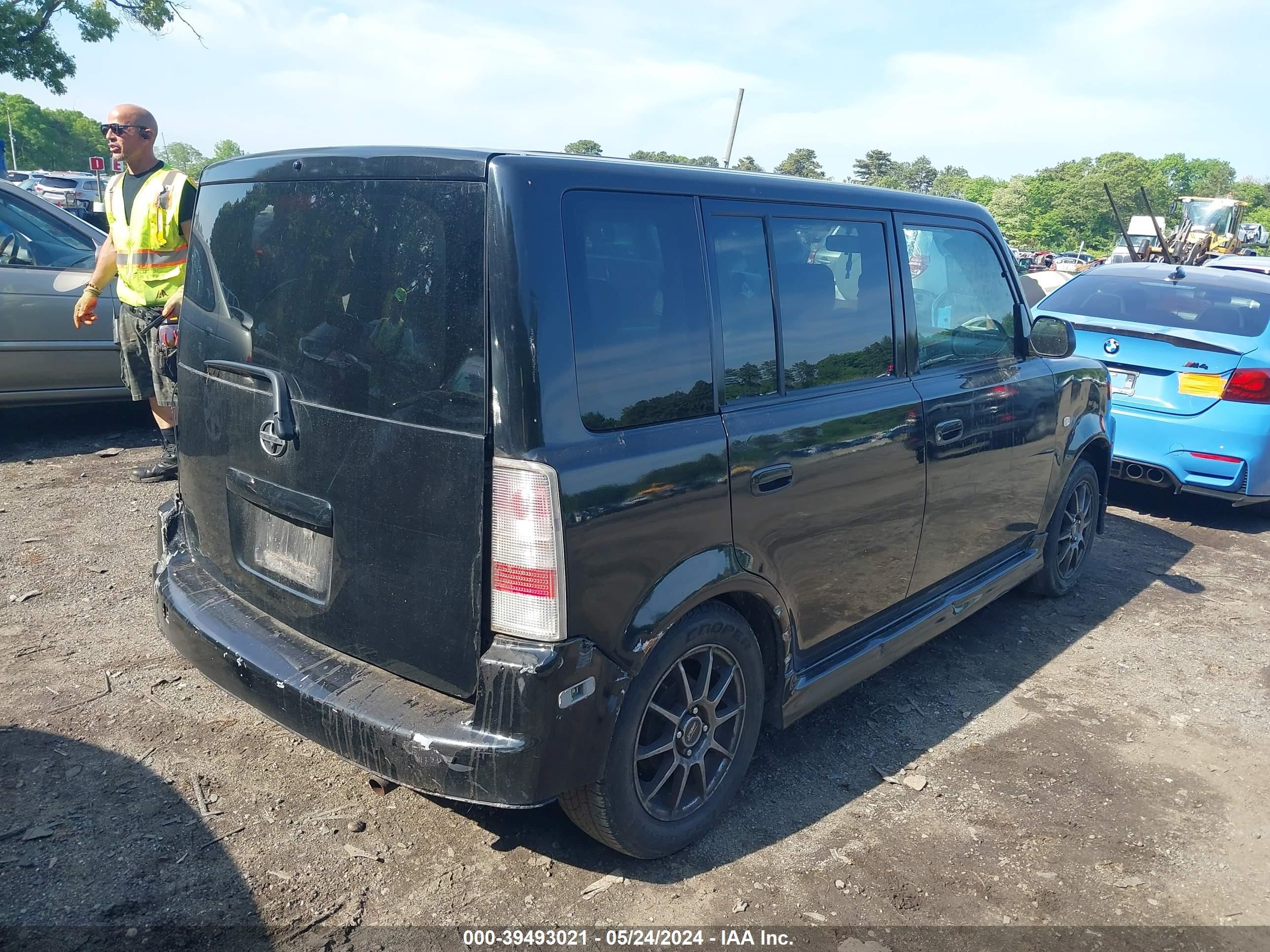 Photo 3 VIN: JTLKT324X50174915 - SCION XB 