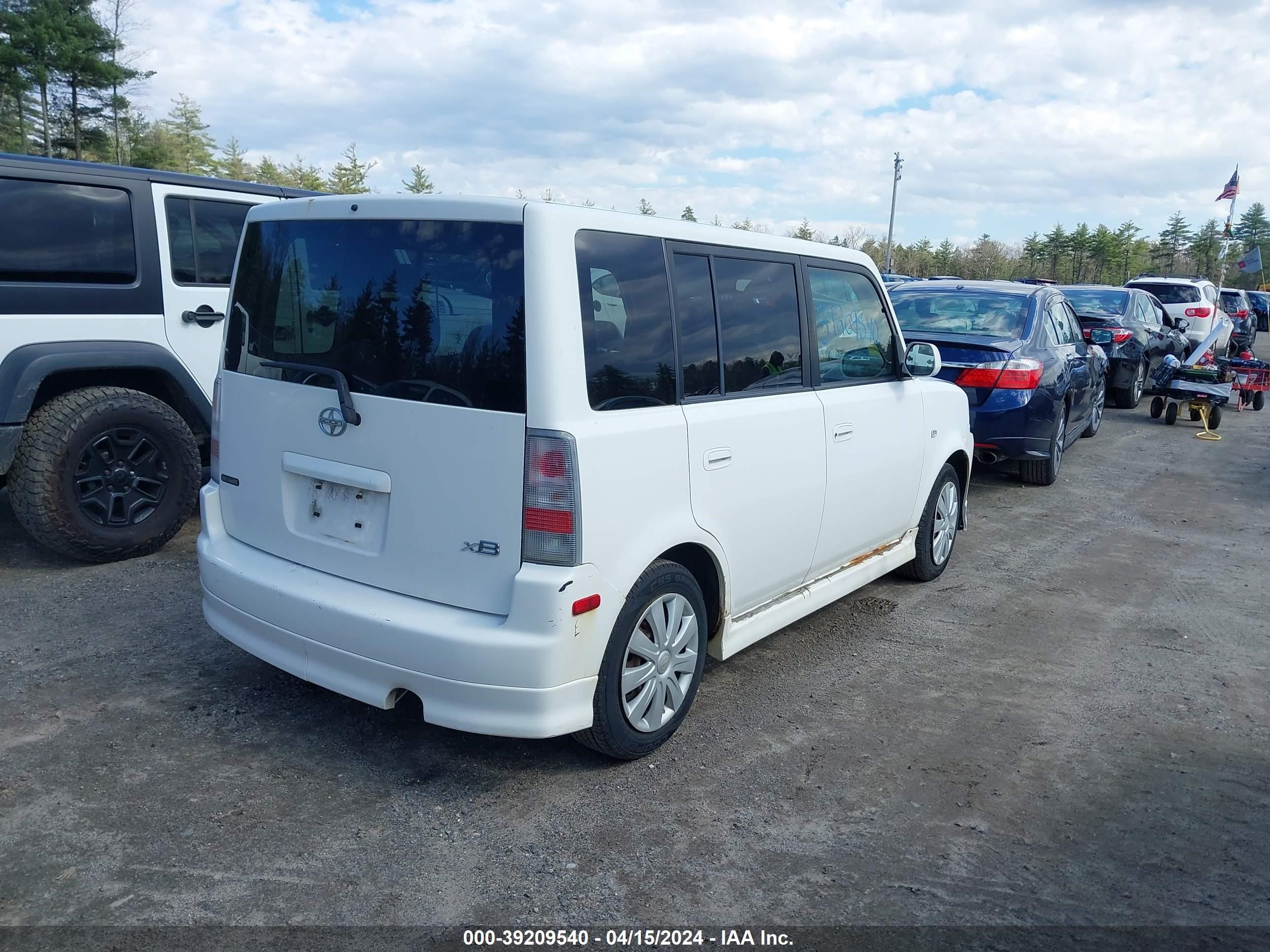 Photo 3 VIN: JTLKT334350176598 - SCION XB 