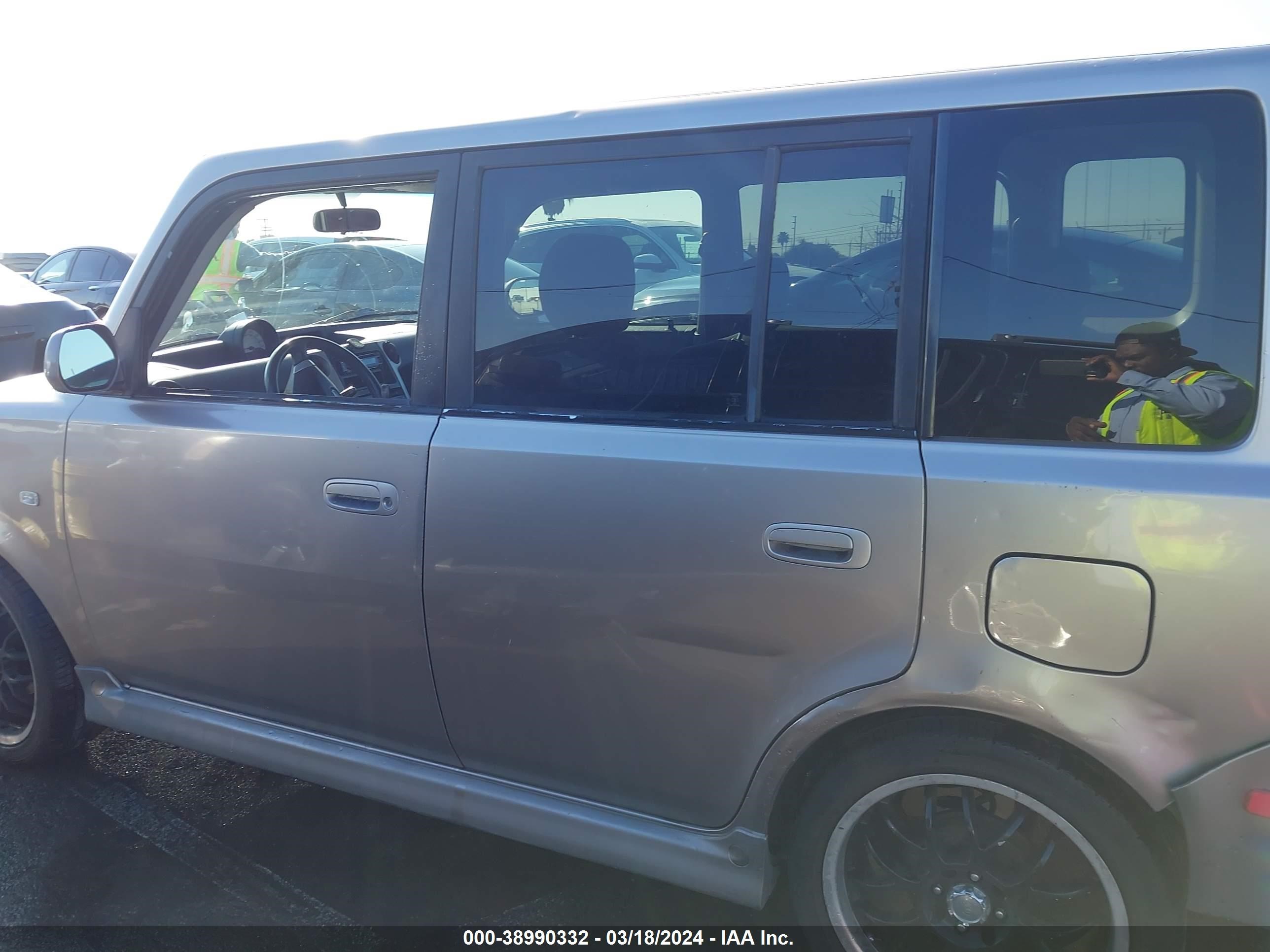 Photo 13 VIN: JTLKT334950178971 - SCION XB 