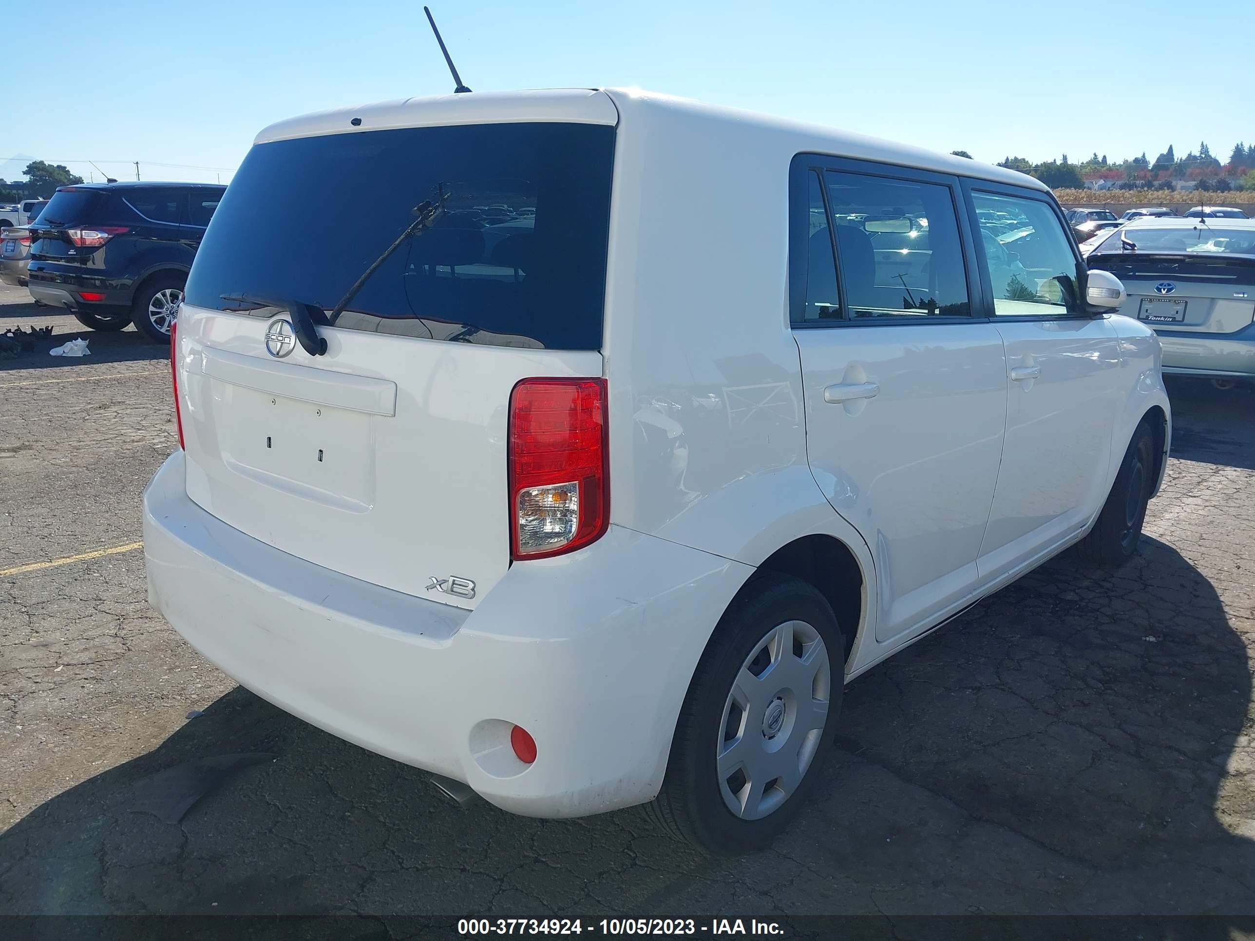 Photo 3 VIN: JTLZE4FE3DJ040404 - SCION XB 