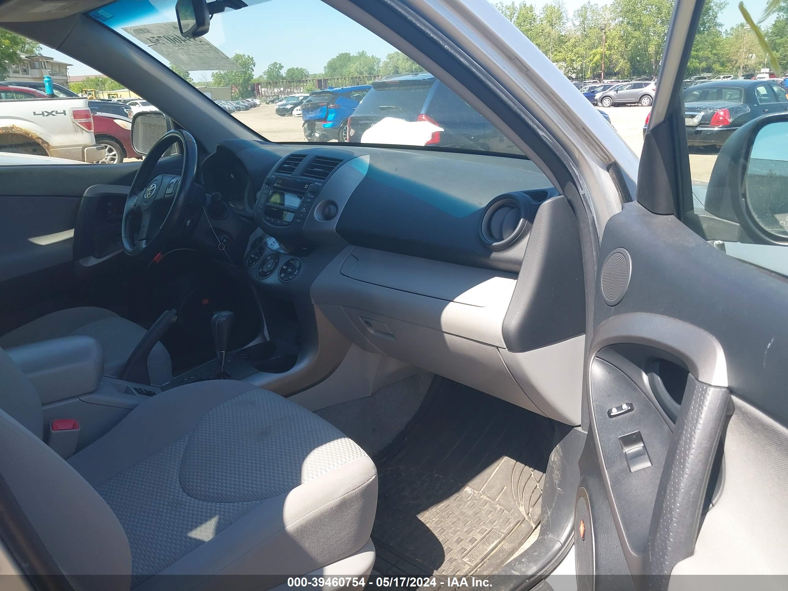 Photo 4 VIN: JTMBD31V286072125 - TOYOTA RAV 4 