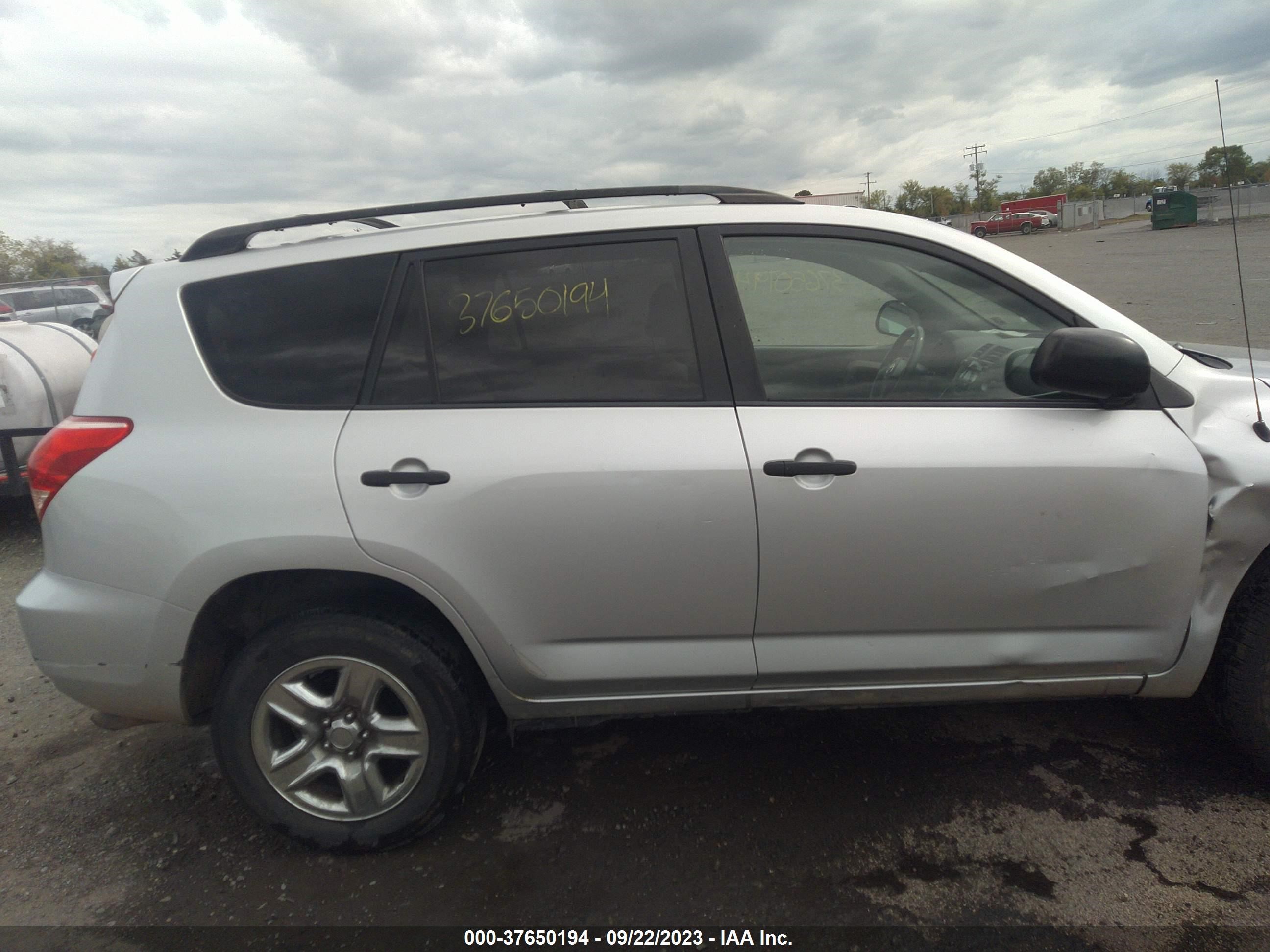 Photo 12 VIN: JTMBD33V276054106 - TOYOTA RAV 4 