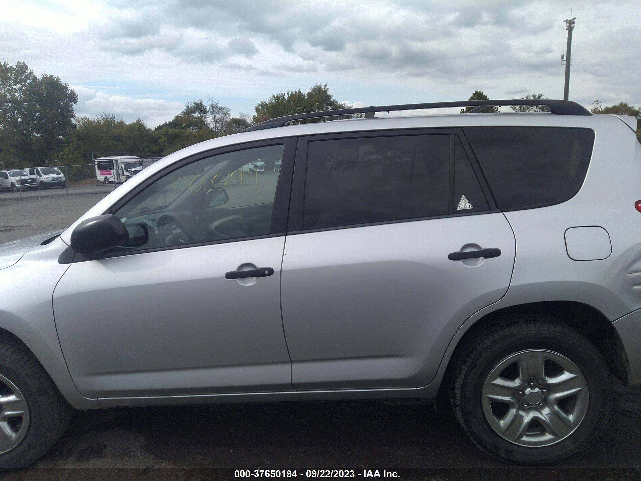 Photo 13 VIN: JTMBD33V276054106 - TOYOTA RAV 4 