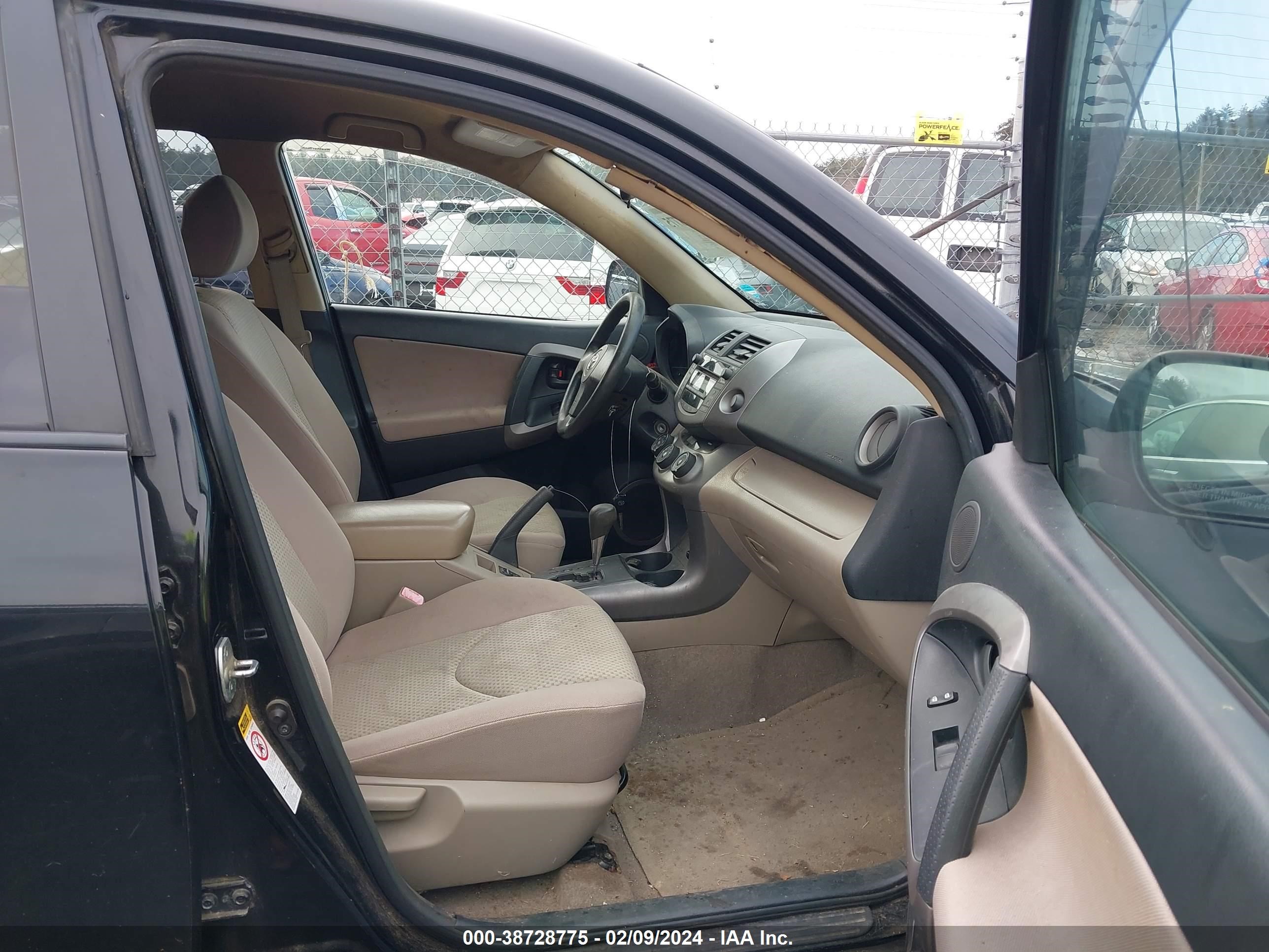 Photo 4 VIN: JTMBD33V786060615 - TOYOTA RAV 4 