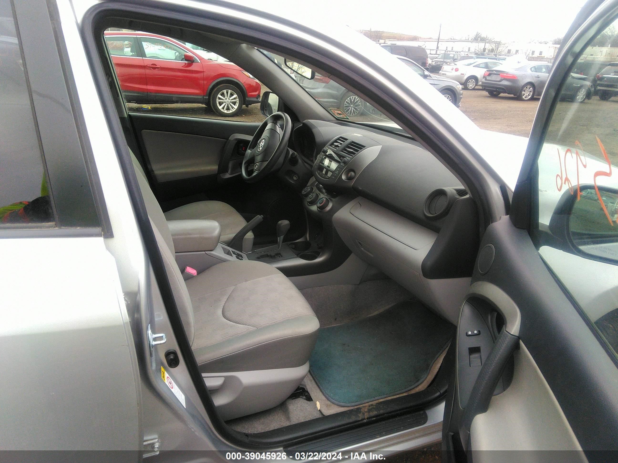 Photo 4 VIN: JTMBF4DV6BD041622 - TOYOTA RAV 4 