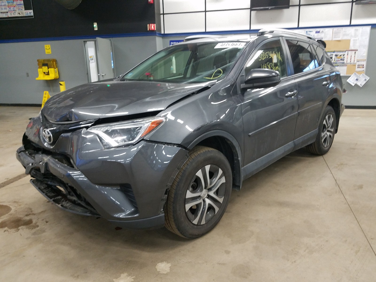 Photo 1 VIN: JTMBFREV0GJ095034 - TOYOTA RAV4 LE 