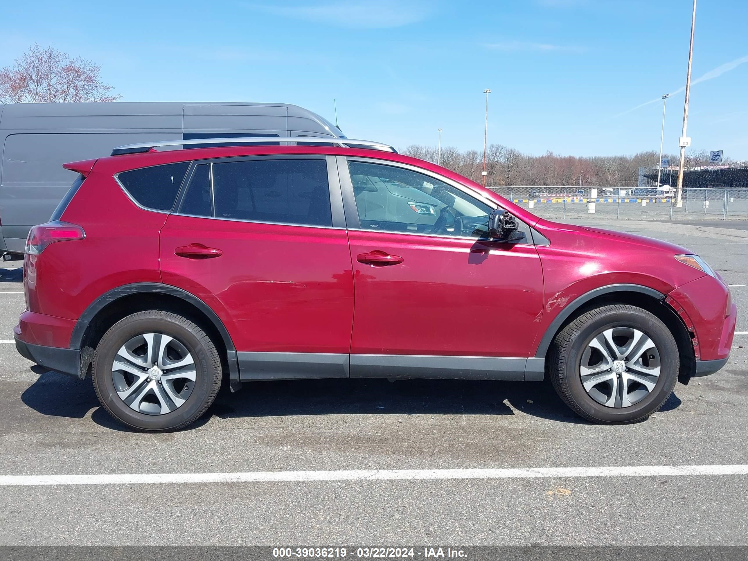 Photo 12 VIN: JTMBFREV4JD233910 - TOYOTA RAV 4 