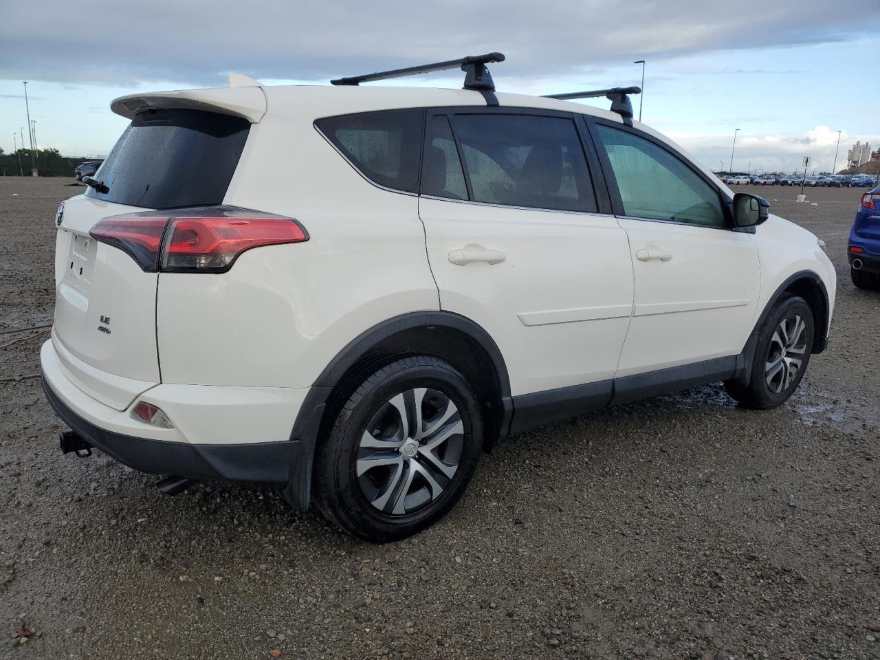 Photo 2 VIN: JTMBFREVXJJ177747 - TOYOTA RAV 4 