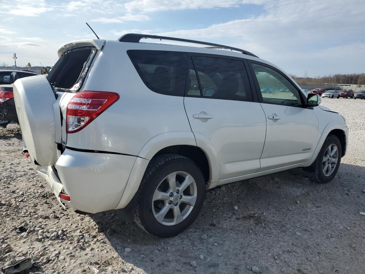 Photo 2 VIN: JTMDF4DV3C5055773 - TOYOTA RAV 4 