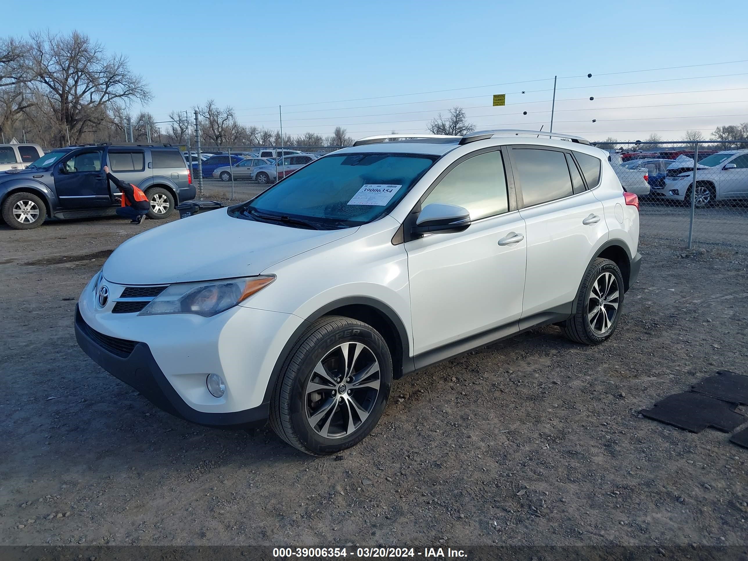 Photo 1 VIN: JTMDFREV4FD125240 - TOYOTA RAV 4 