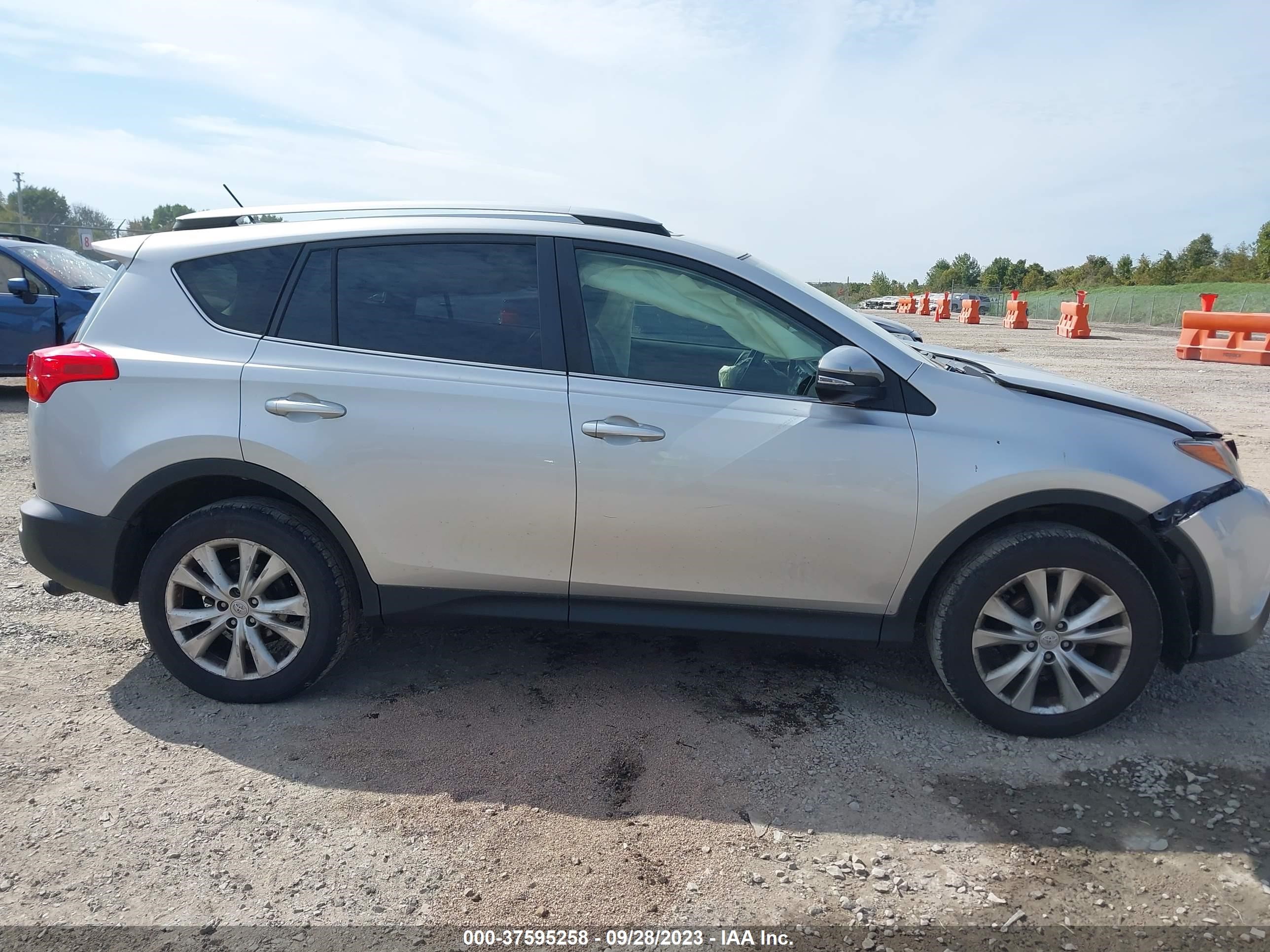 Photo 12 VIN: JTMDFREVXED071599 - TOYOTA RAV 4 