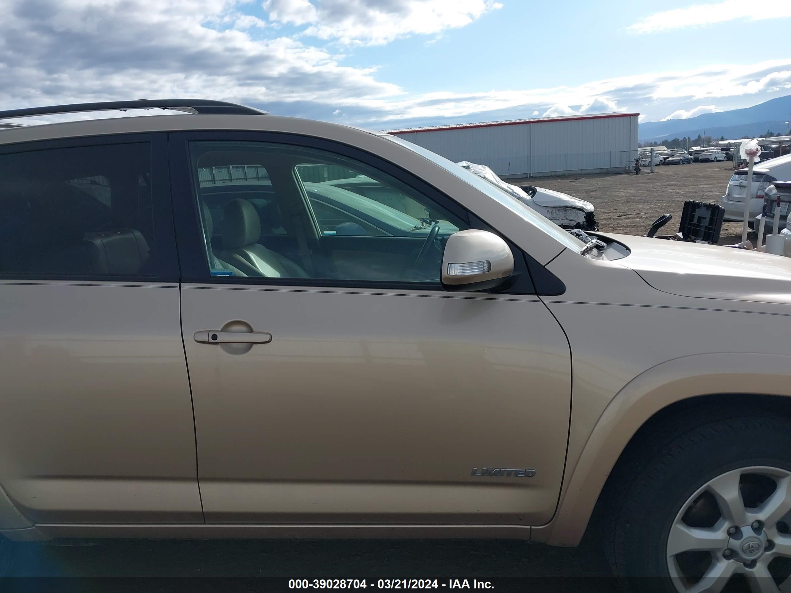 Photo 13 VIN: JTMDK4DV6C5106873 - TOYOTA RAV 4 